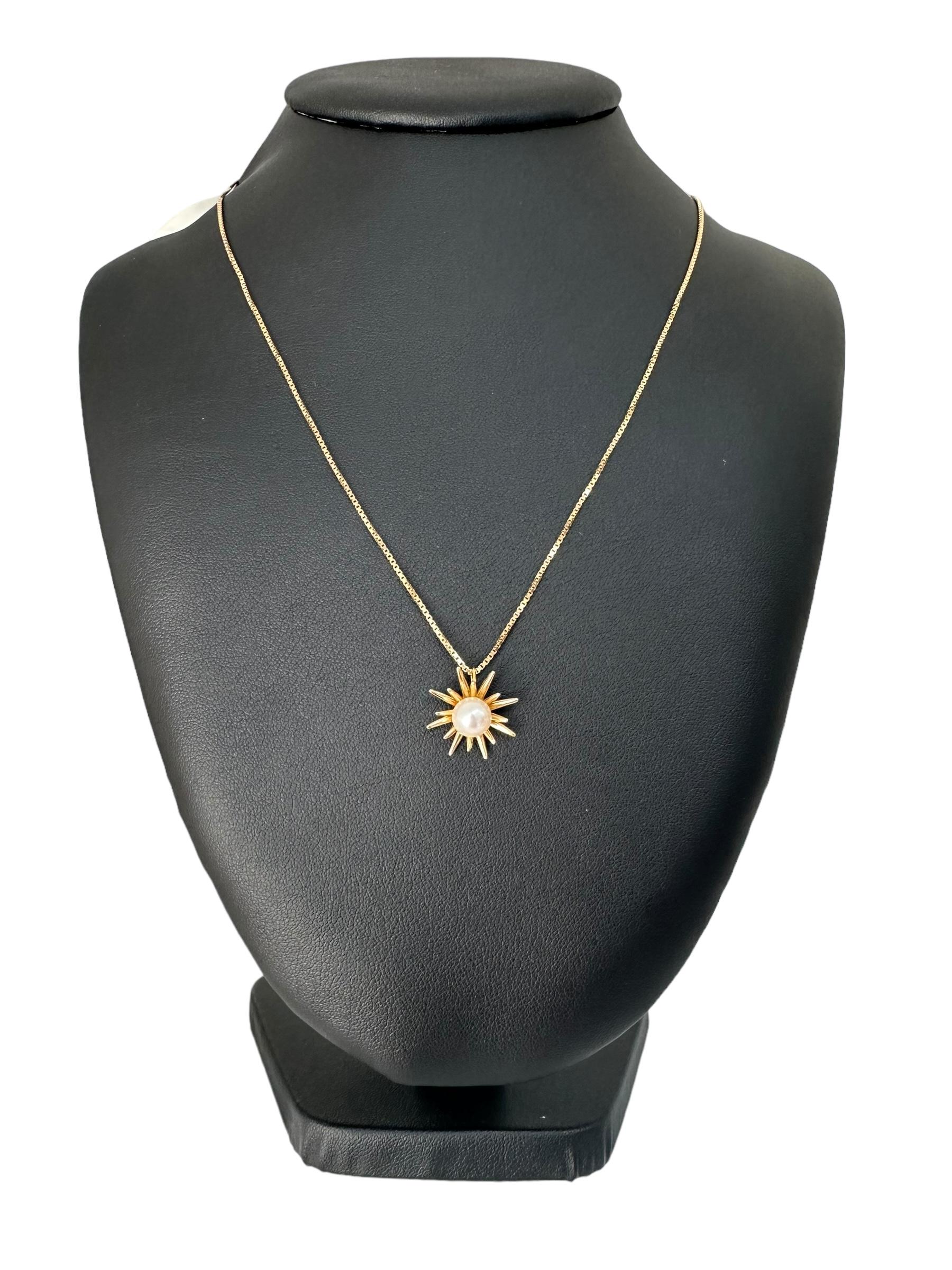 Measurements : 
Chain length : 50cm
Pendant length, width : 1.7cm , depth : 0.9cm

This elegant Italian Yellow Gold Necklace features a delicate snowflake-inspired pendant, crafted in radiant 18kt yellow gold. The pendant centers around a luminous