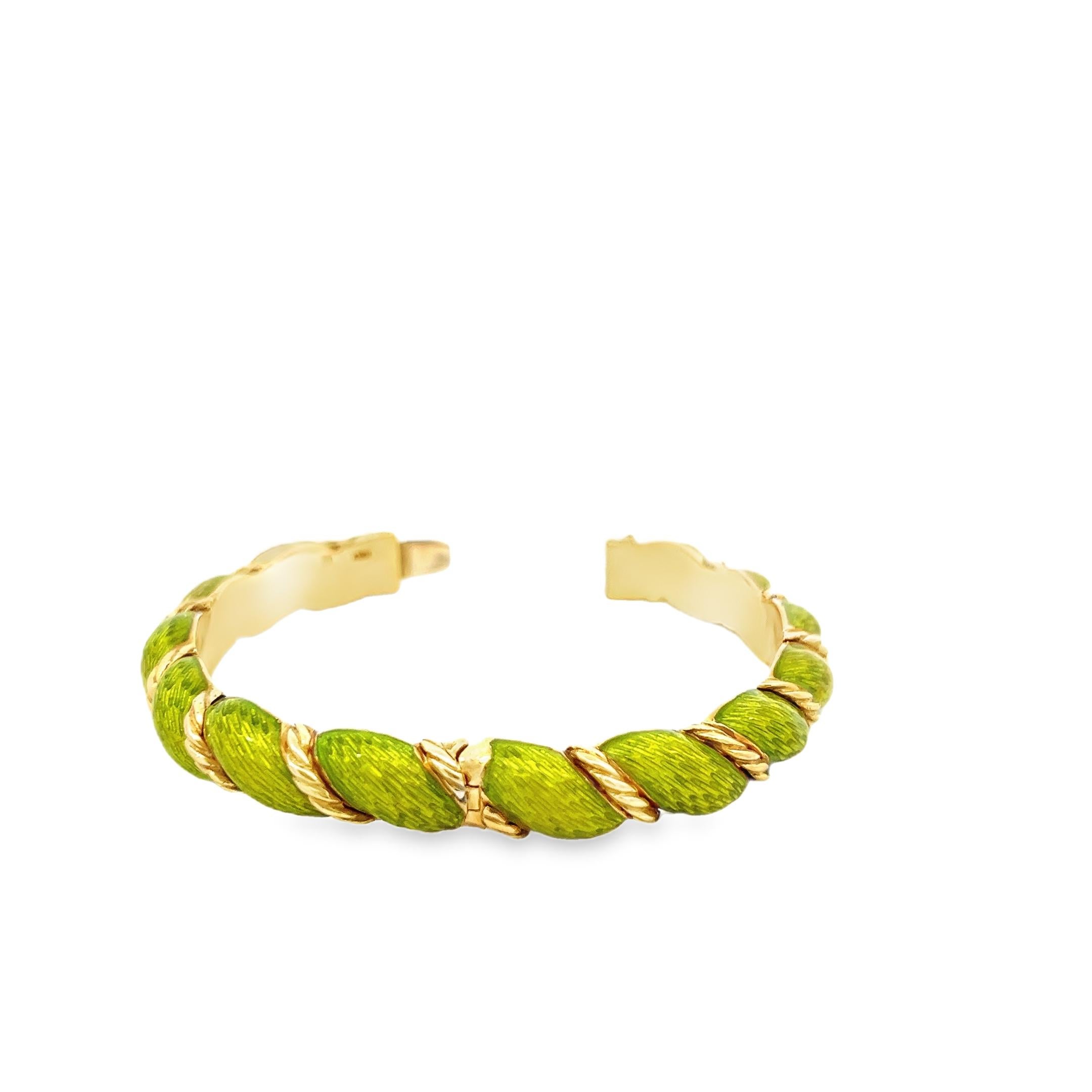 Bracelet italien en or jaune 18 carats, émail Paillonné.
L'émaillage Brilliante est une technique du XIXe siècle qui consiste à appliquer des couches d'émail coloré translucide sur de très fines feuilles d'argent ou d'or, ce qui permet d'obtenir des