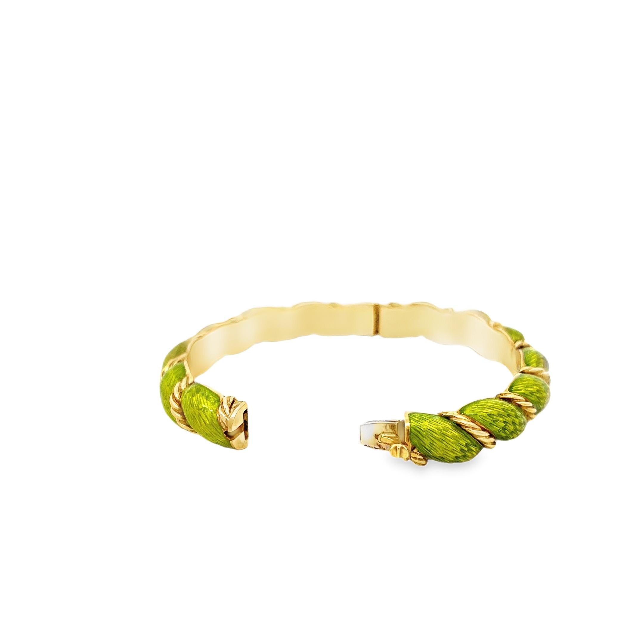 Rétro Bracelet italien en or jaune et émail paillonné en vente