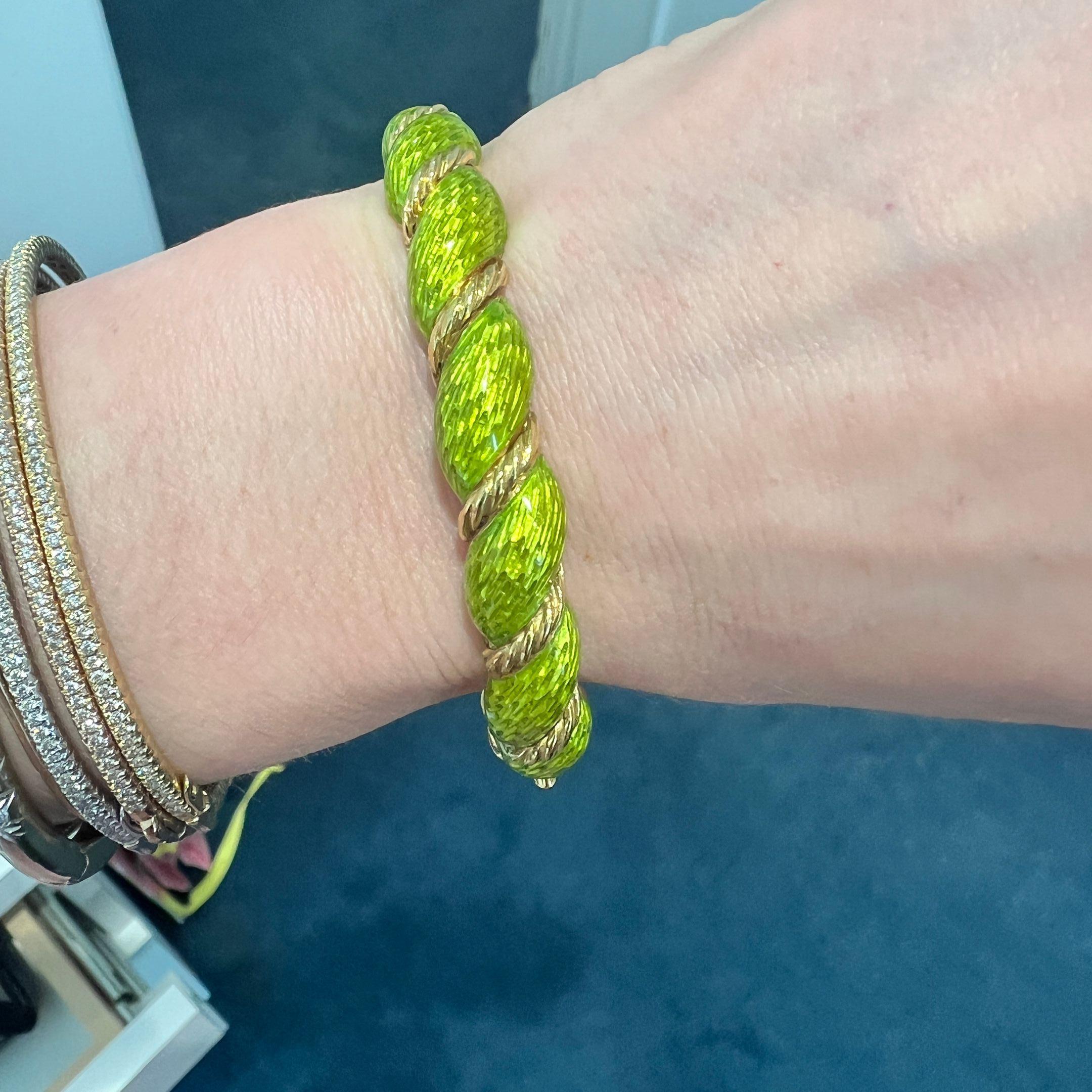 Bracelet italien en or jaune et émail paillonné Unisexe en vente
