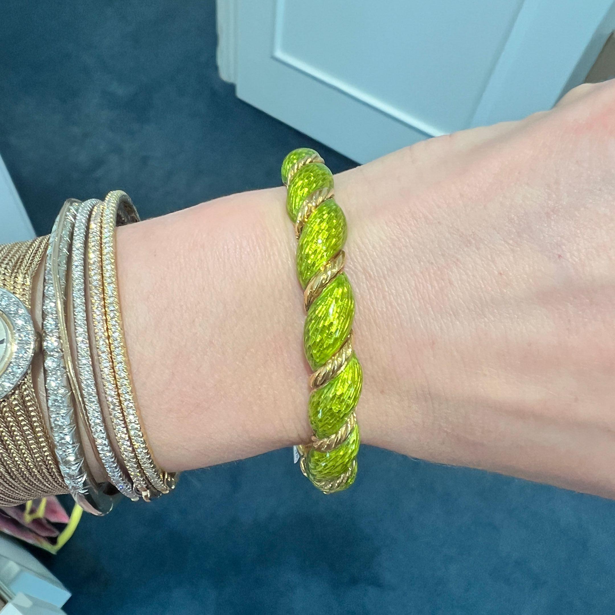 Bracelet italien en or jaune et émail paillonné en vente 2