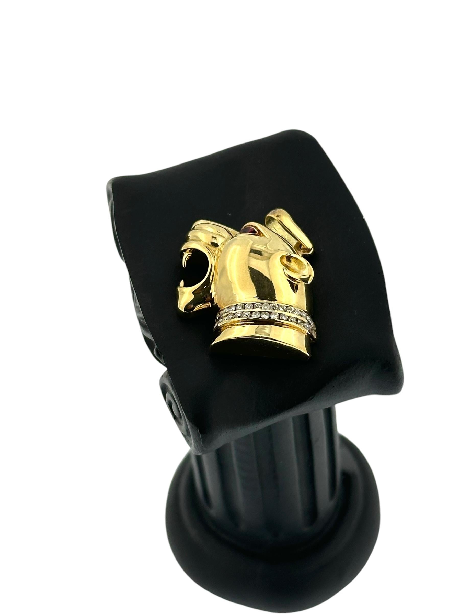 Ce pendentif tête de panthère en or jaune italien est une pièce étonnante et luxueuse, réalisée en or jaune 18 carats. Le design audacieux capture l'allure majestueuse d'une panthère, symbole de force et d'élégance, avec des détails complexes qui
