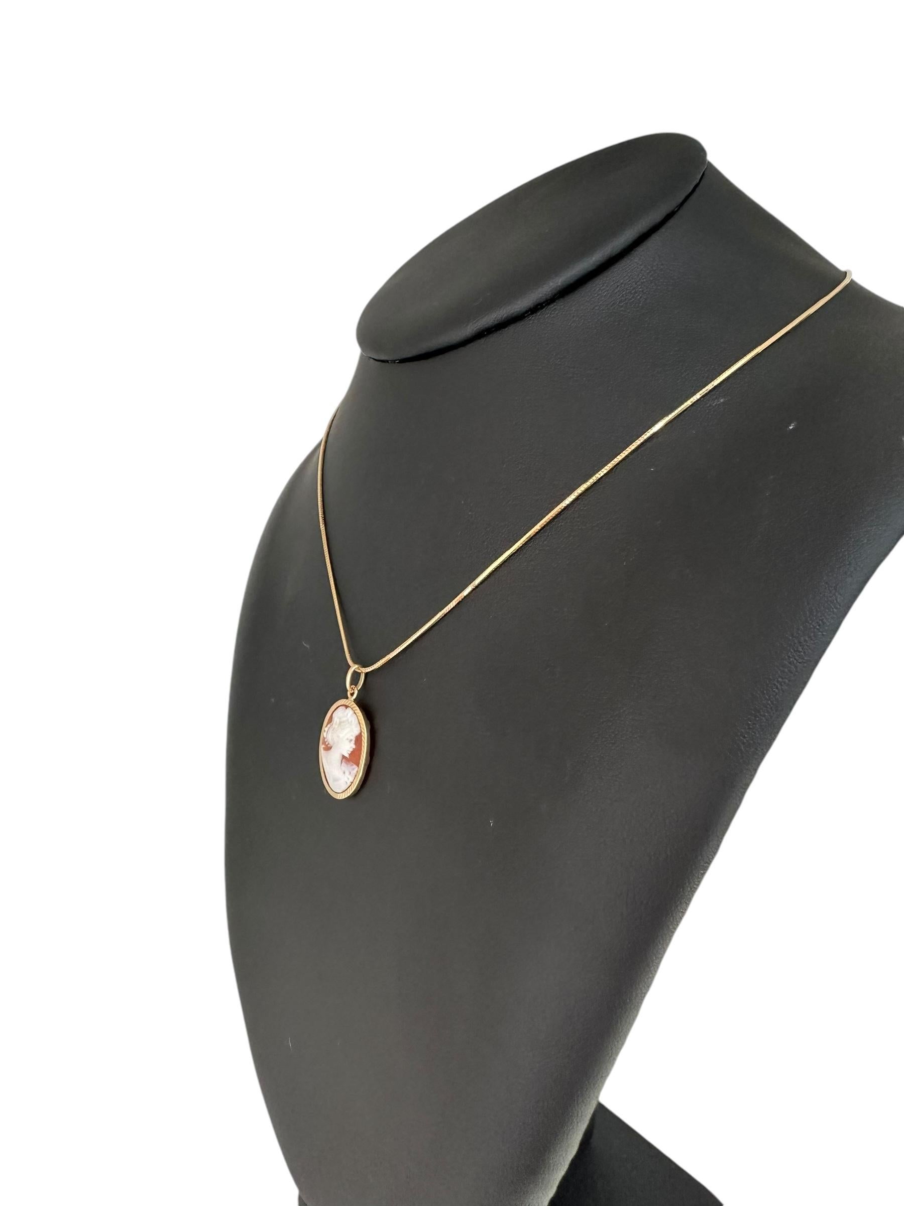 Italian Yellow Gold Pendant with Cameo For Sale 2