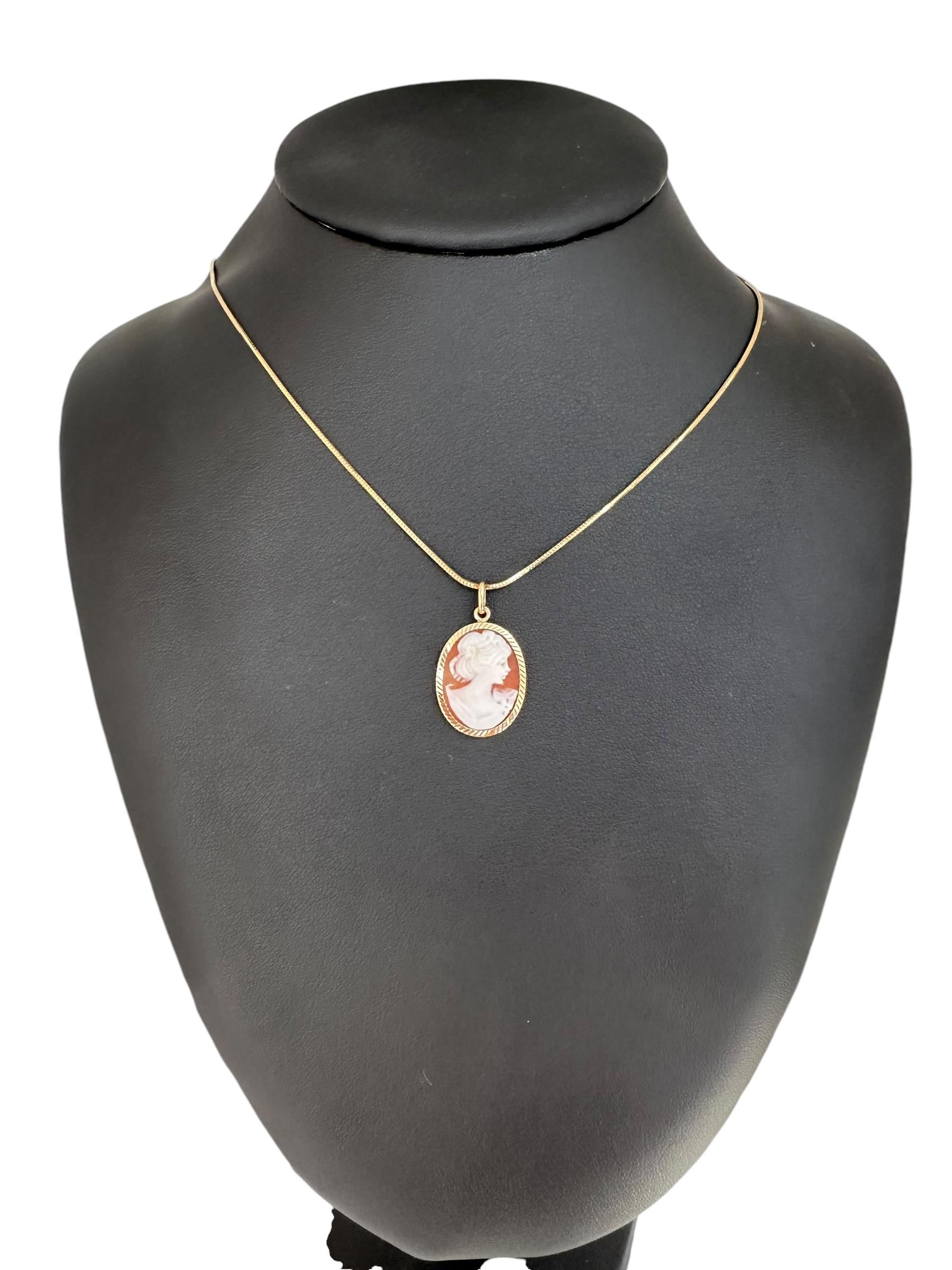 Italian Yellow Gold Pendant with Cameo For Sale 3