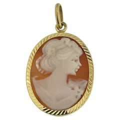 Ciondolo in oro giallo italiano con cammeo