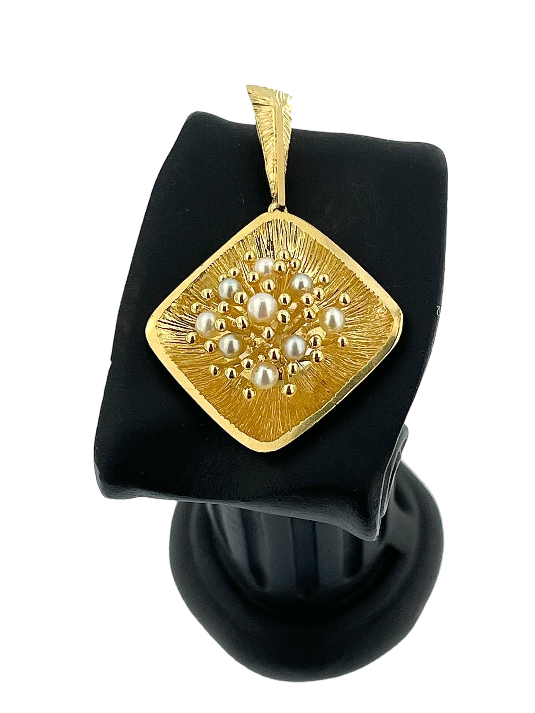 Round Cut Italian Yellow Gold Pendant with Natural Pearls For Sale