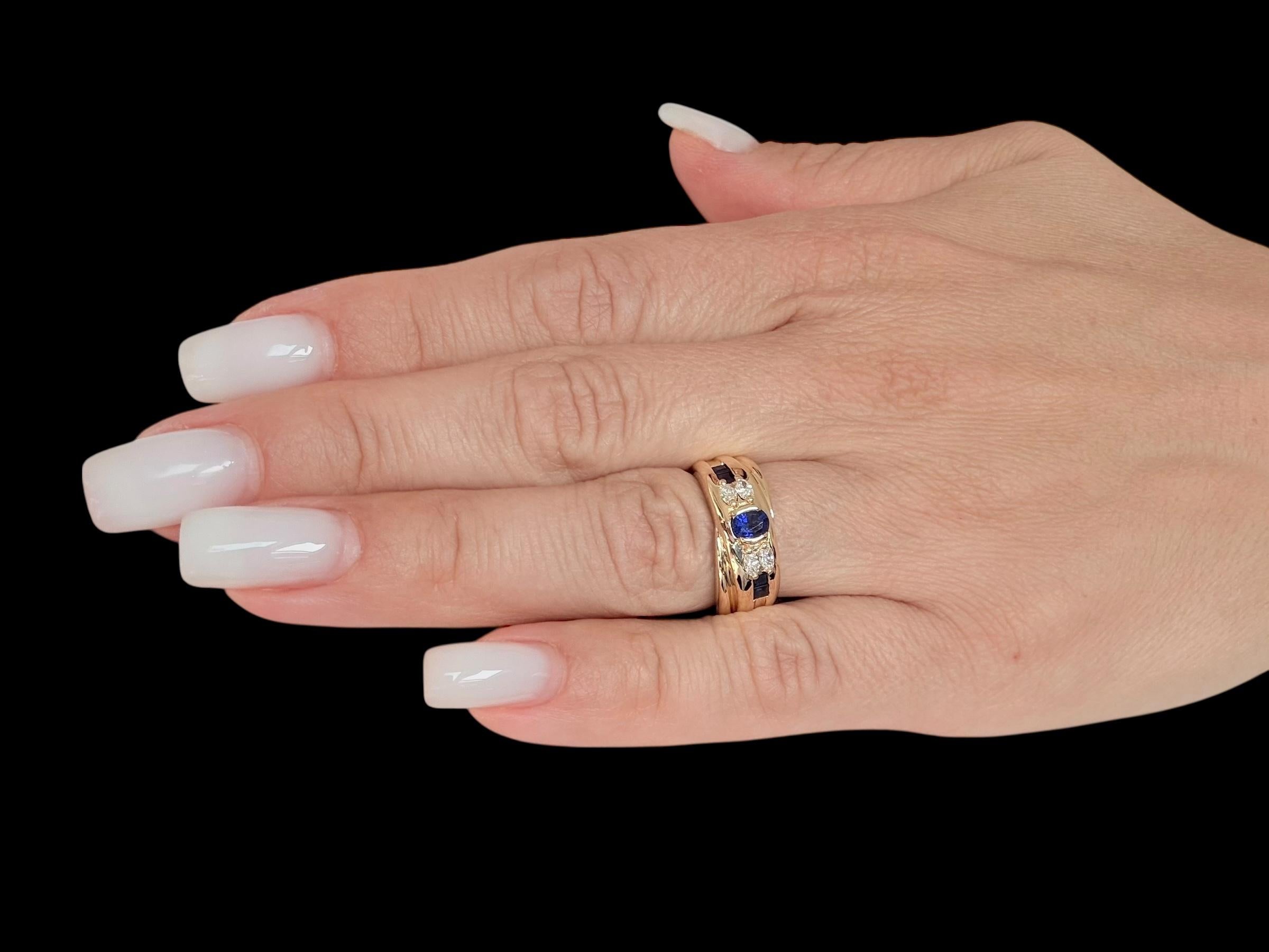 Moderne Bague italienne en or jaune avec diamants et saphirs en vente