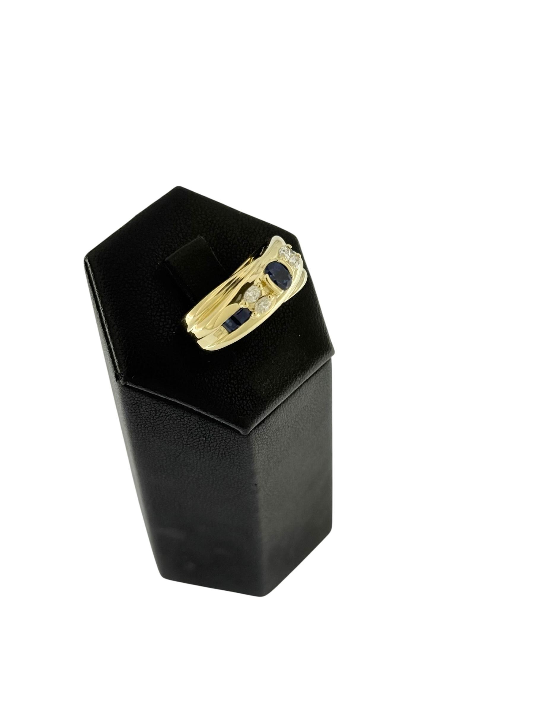Bague italienne en or jaune avec diamants et saphirs Unisexe en vente
