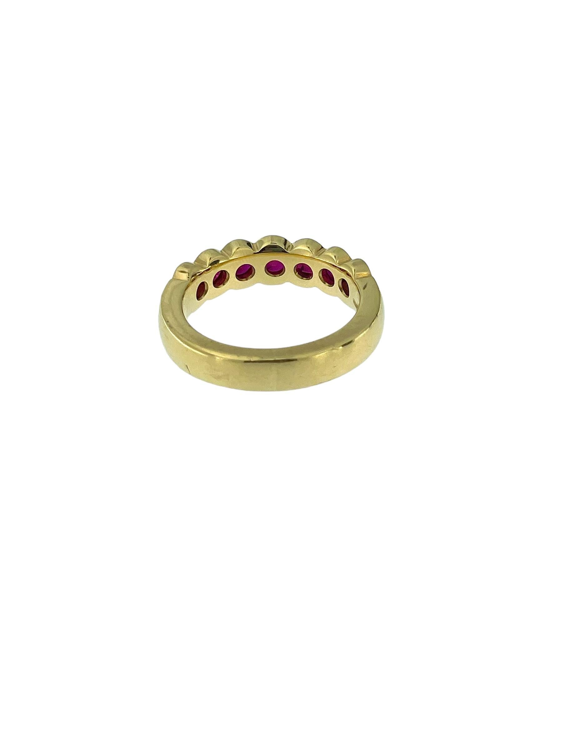 Dieser italienische Rubinring aus Gelbgold von BALESTRA ist ein wunderschönes Schmuckstück, das zeitlose Eleganz und Raffinesse ausstrahlt. Dieser aus luxuriösem 18-karätigem Gelbgold gefertigte Ewigkeitsring ist ein Beweis für die außergewöhnliche