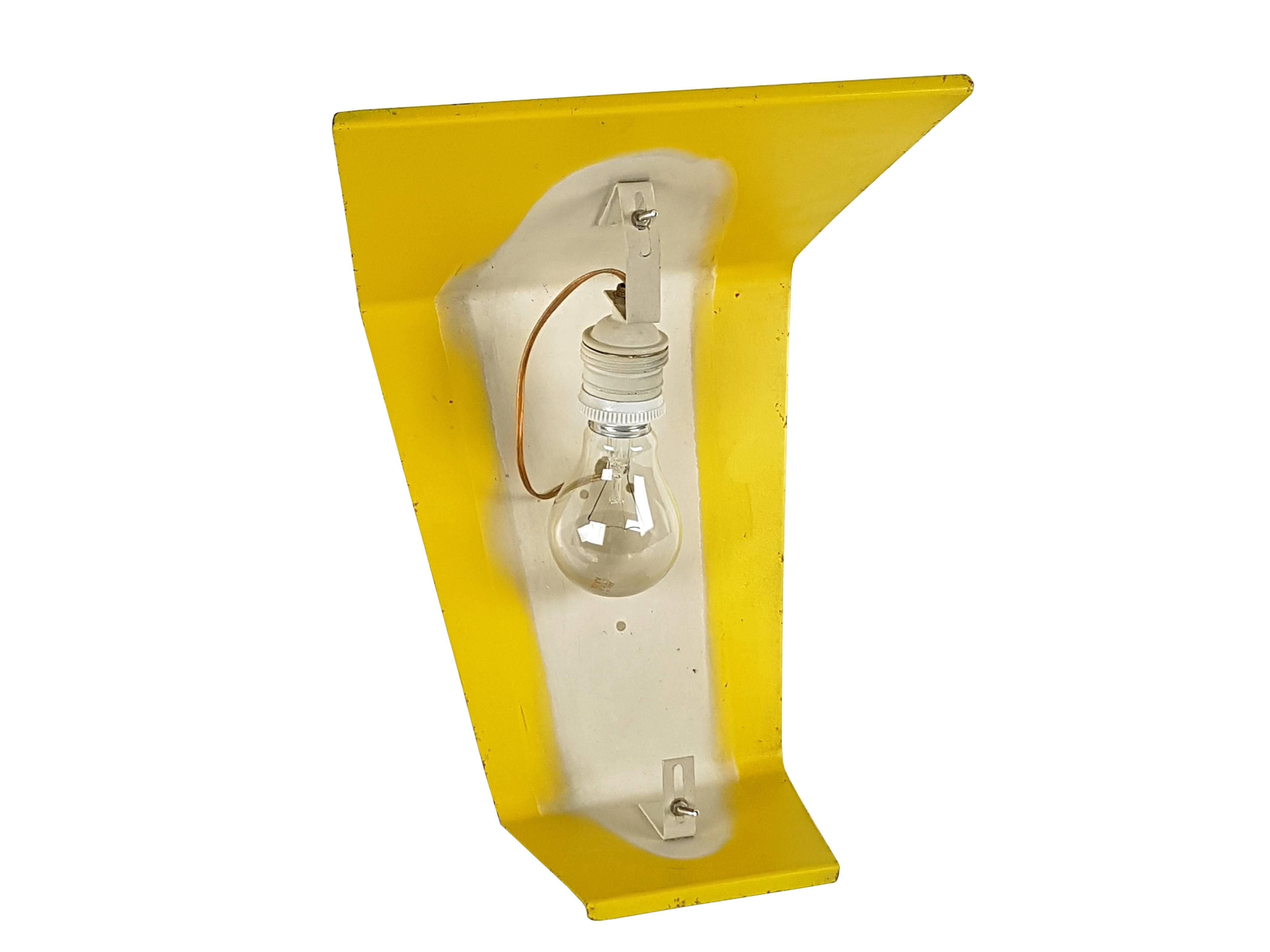 Peint Lampe murale italienne en métal jaune et verre opalin:: années 1960 en vente