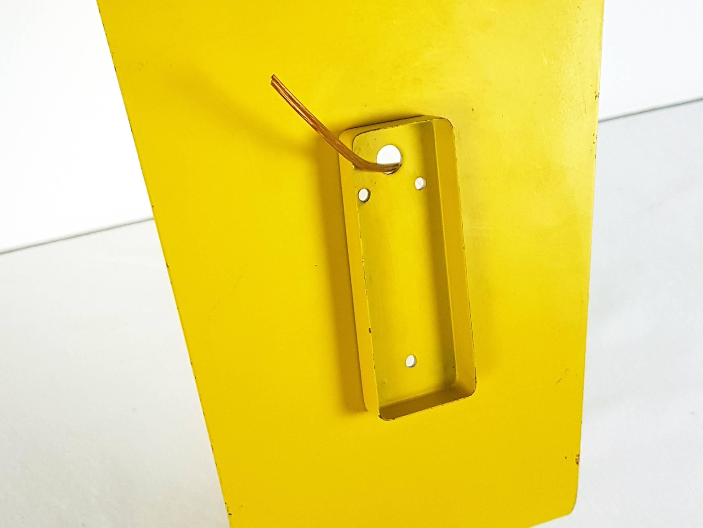 Lampe murale italienne en métal jaune et verre opalin:: années 1960 en vente 1