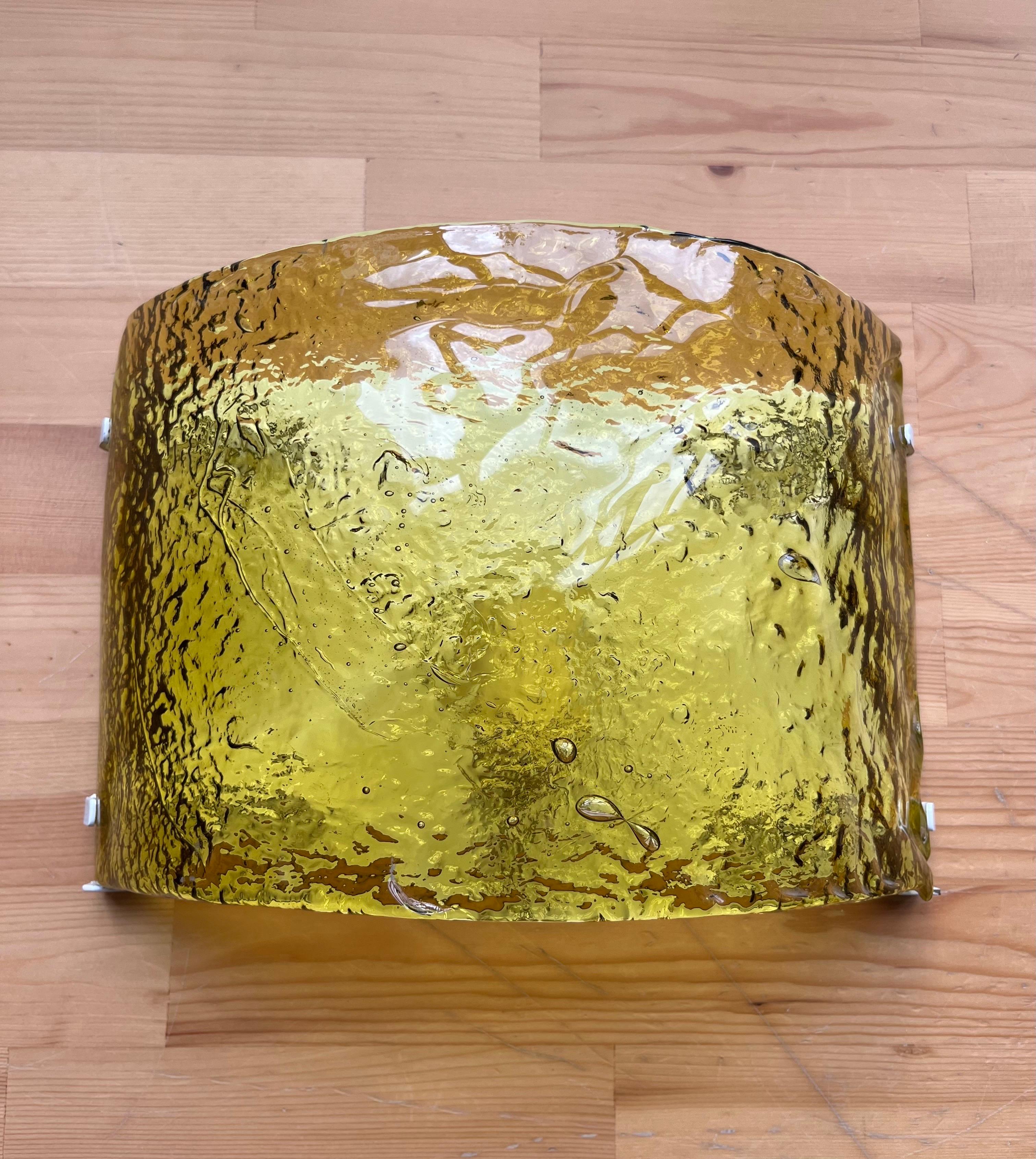 Cool, Schönheit und einzigartige italienische Gelbe Murano Glas Wandleuchte aus 1970er Jahren von Carlo Nason.
Dieser Wandleuchter wurde in den 1970er Jahren in Italien für die Firma 