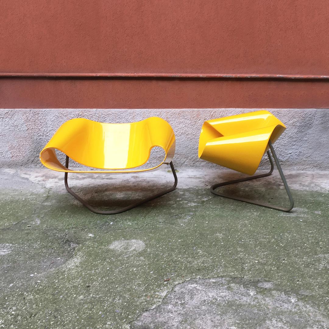 Italian Mid-Century Modern yellow Nastro CL9 armchairs by Cesare Leonardi e Franca Stagi for Bernini in Carate Brianza, 1960.
Yellow Nastro CL9 model armchairs, composed of a single fiberglass ribbon that acts as a seat and locks freely on a
