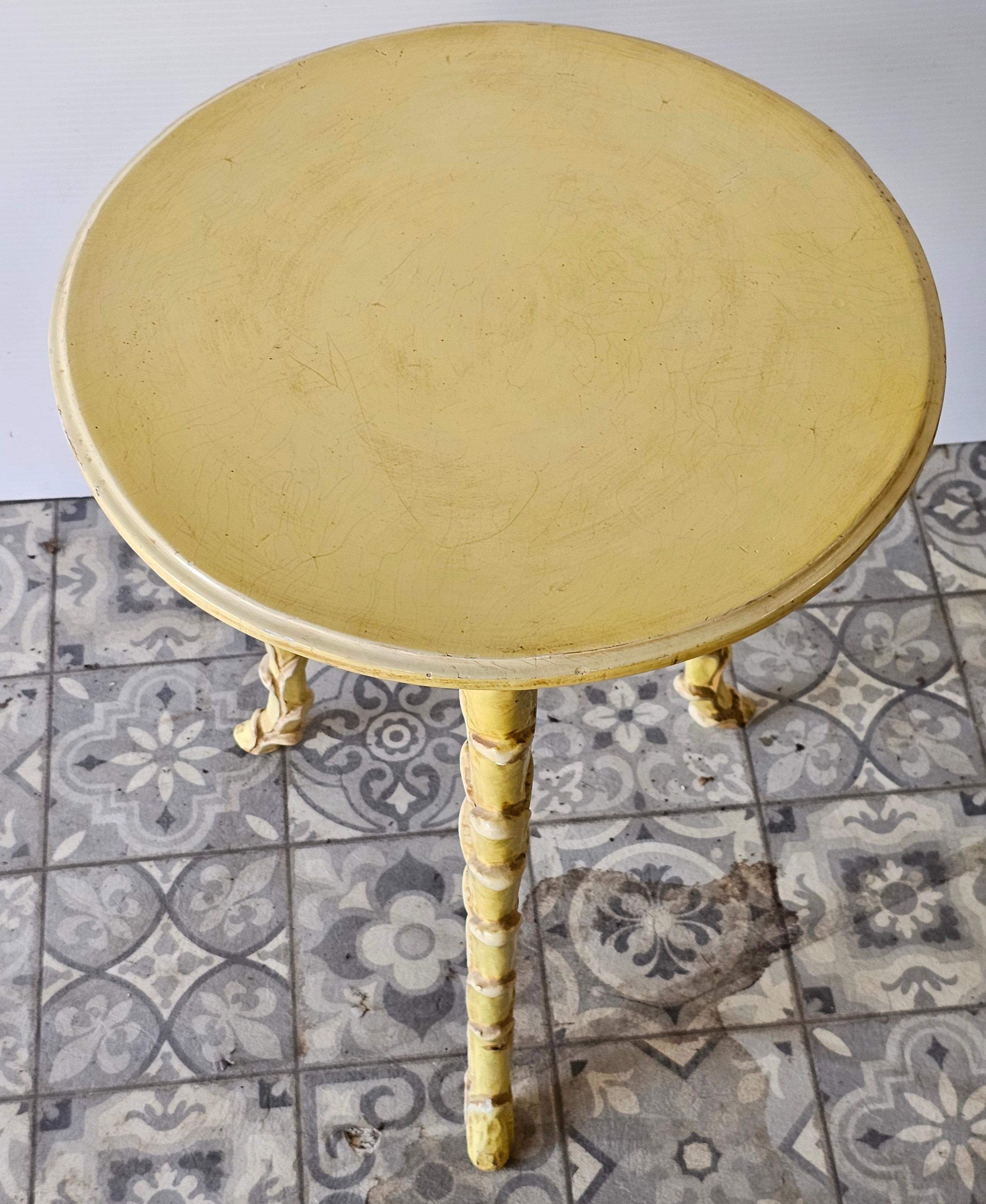 Magnifique  Bougeoir tripode en bois massif peint en jaune.
Mesure 15,75