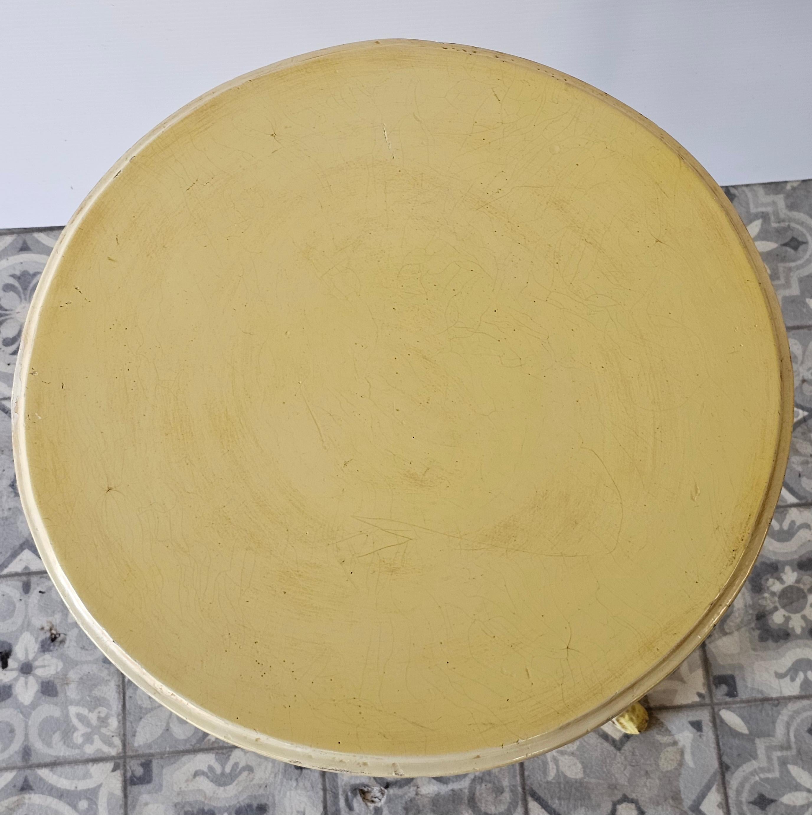Bougeoir italien en bois massif tripode peint en jaune Bon état - En vente à Germantown, MD