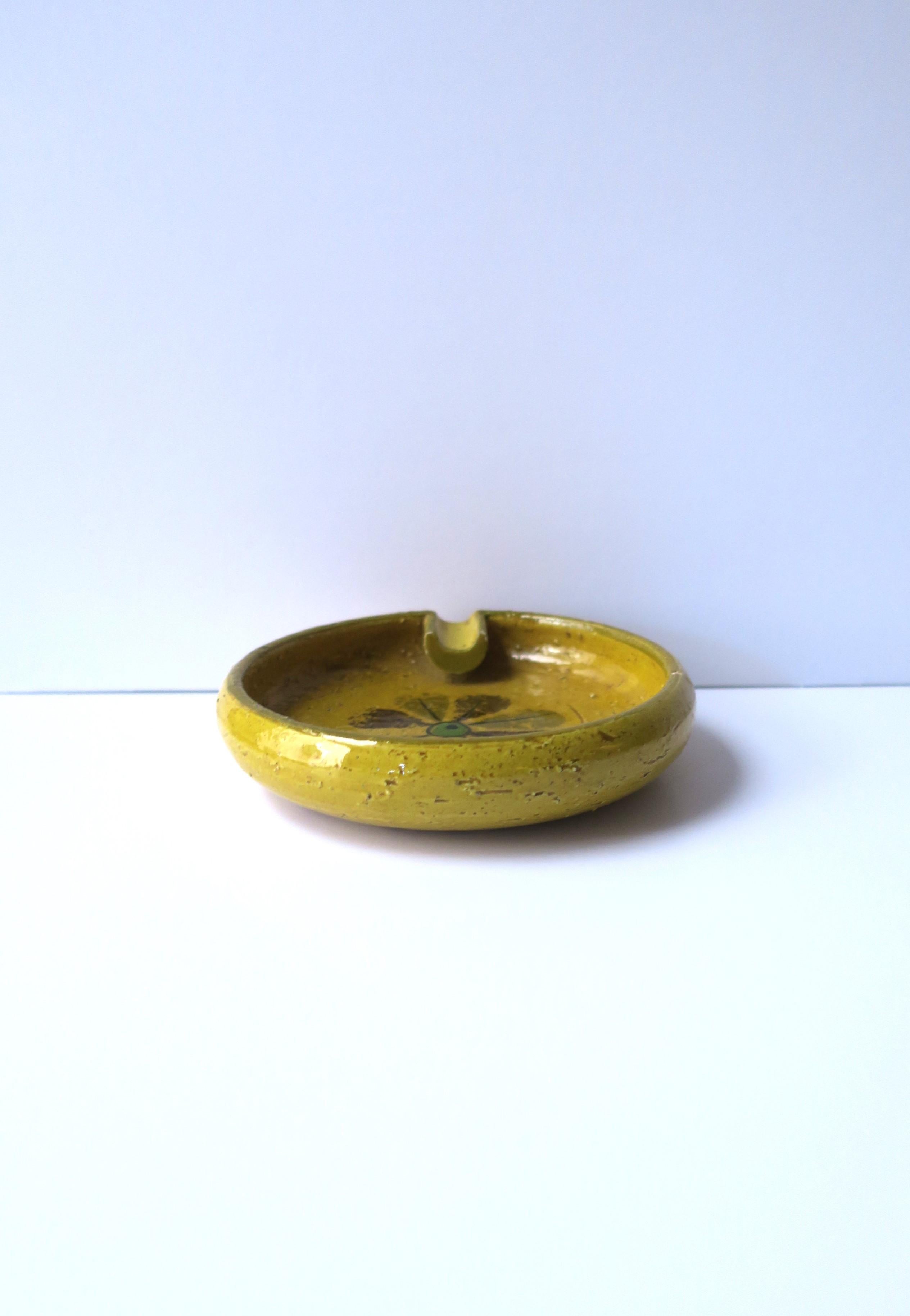 Italian Yellow Pottery Ashtray or Catchall Bitossi Netter In Good Condition For Sale In New York, NY
