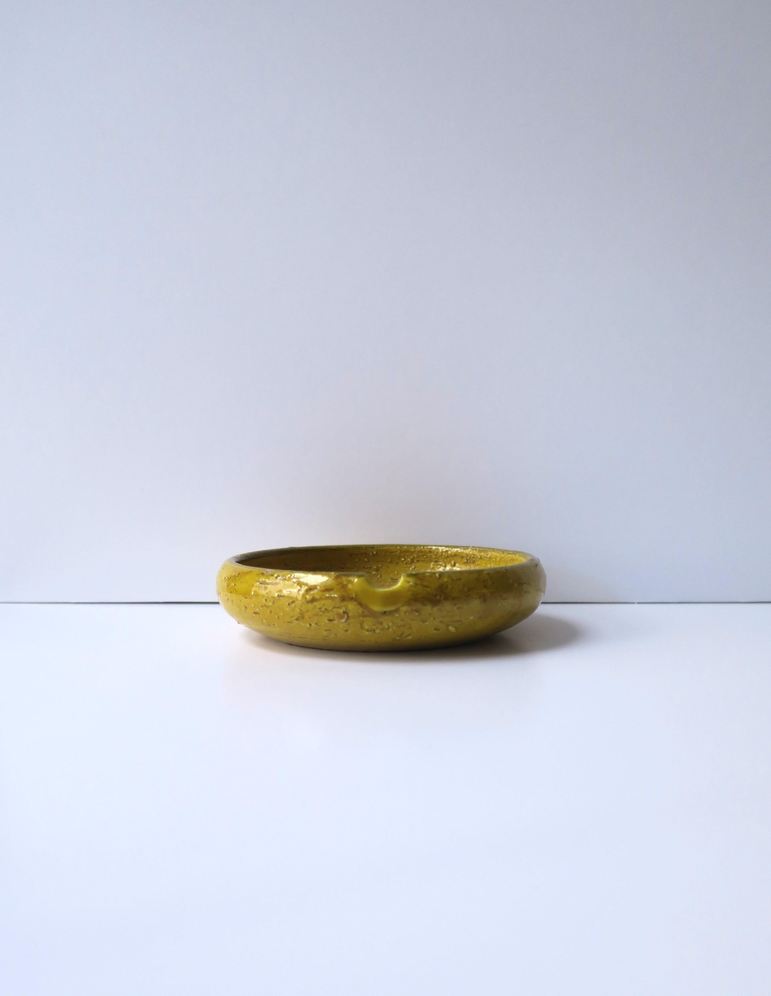 20th Century Italian Yellow Pottery Ashtray or Catchall Bitossi Netter For Sale