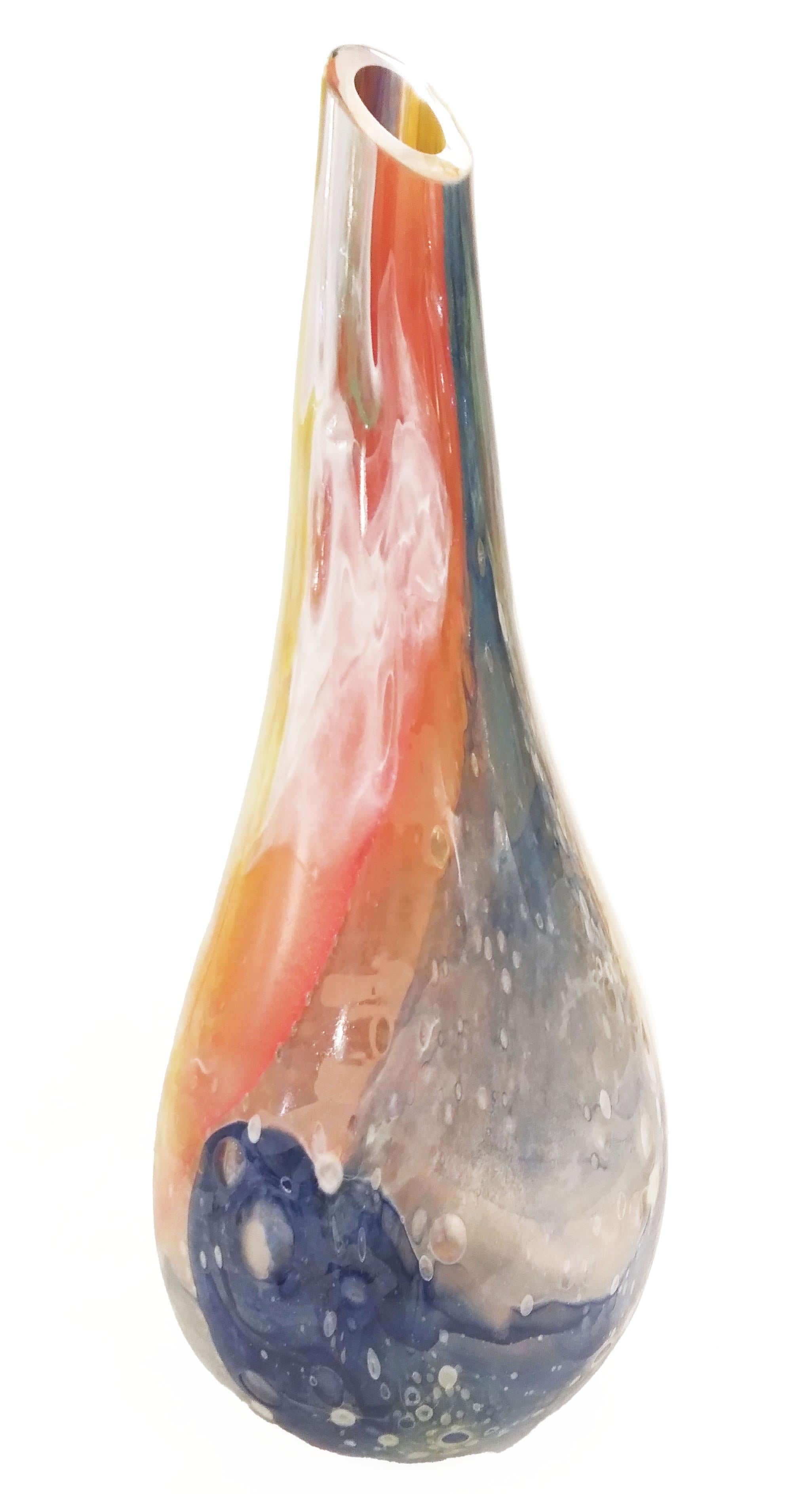 Italienische italienische Skulptur-Vase aus Muranoglas mit überlagertem Kristall in Gelb, Rot, Blau und Silber (Organische Moderne) im Angebot