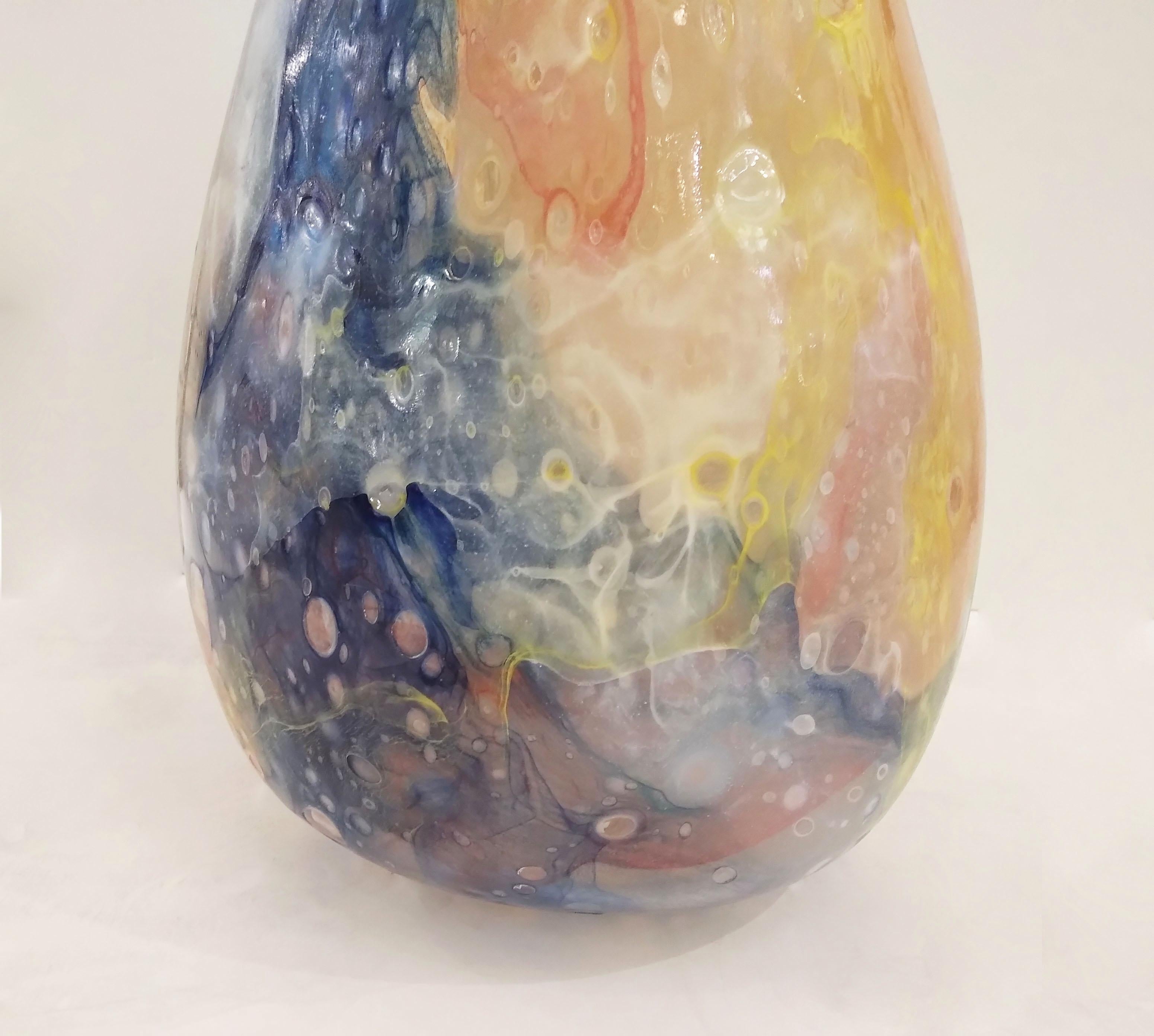 Fait main Vase italien de sculpture en verre de Murano en cristal recouvert d'argent jaune, rouge, bleu et argent en vente