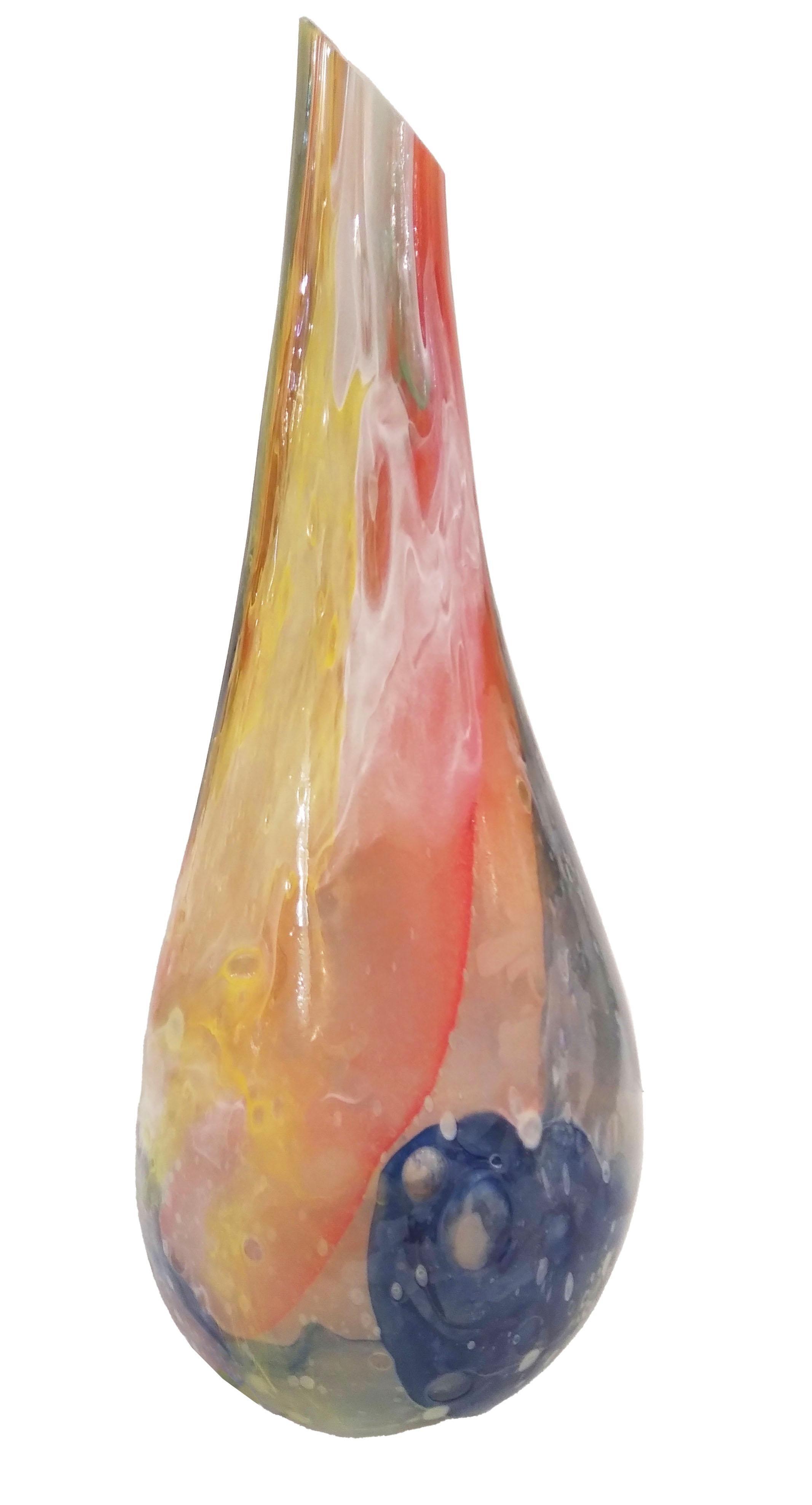 Italienische italienische Skulptur-Vase aus Muranoglas mit überlagertem Kristall in Gelb, Rot, Blau und Silber im Zustand „Hervorragend“ im Angebot in New York, NY