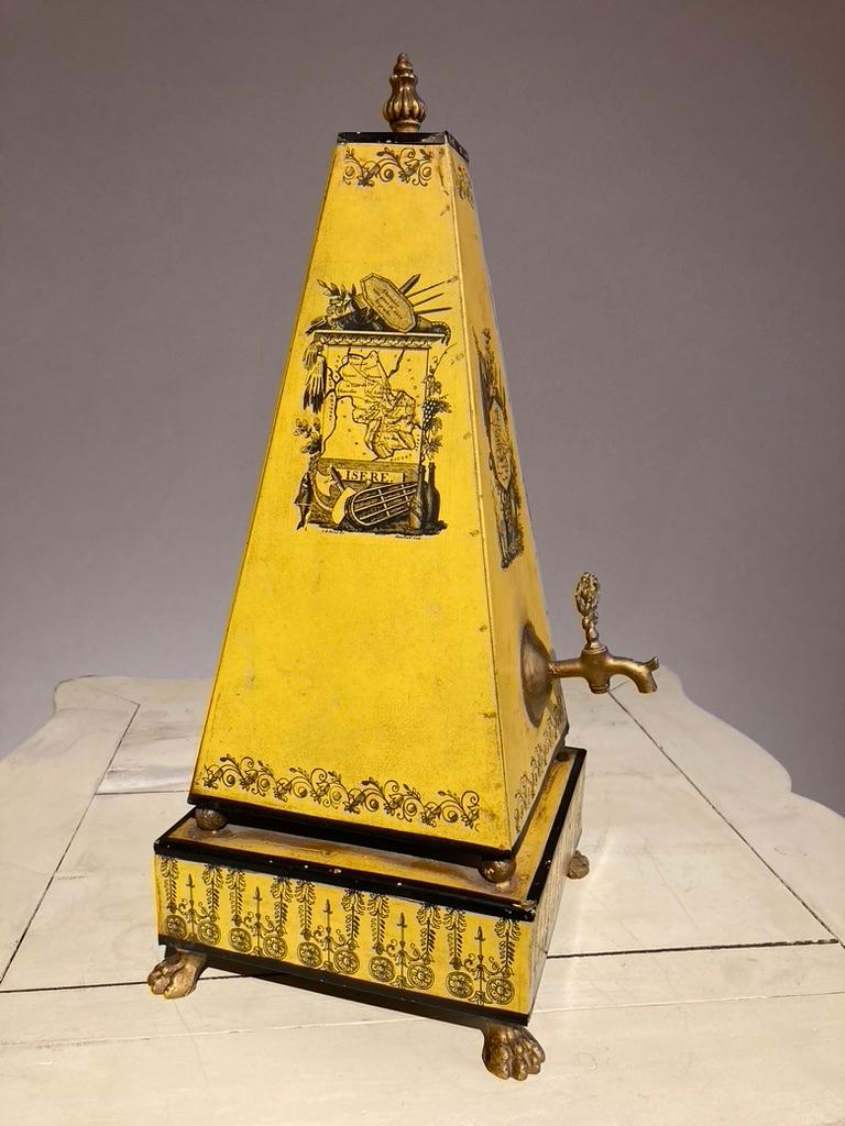 Urne d'obélisque italienne en tôle jaune avec pieds en pattes en vente 3