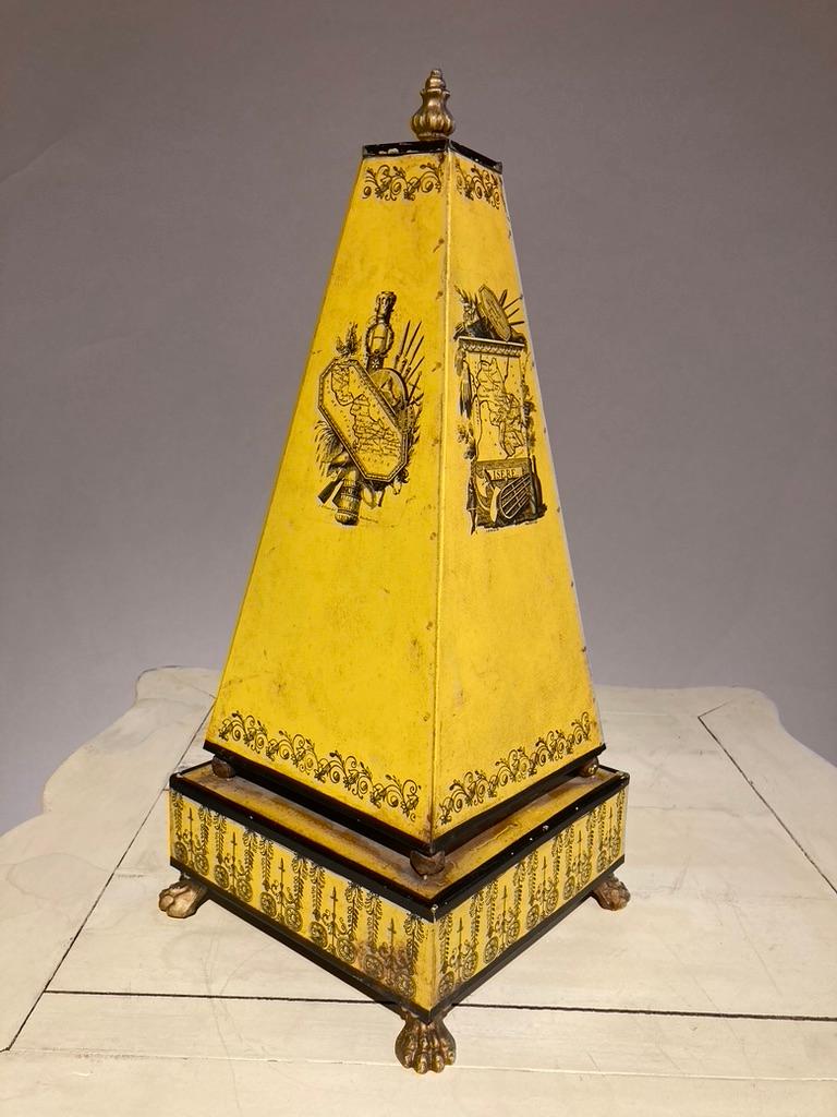 Obelisco in tole giallo italiano con piedini a zampa in vendita 3