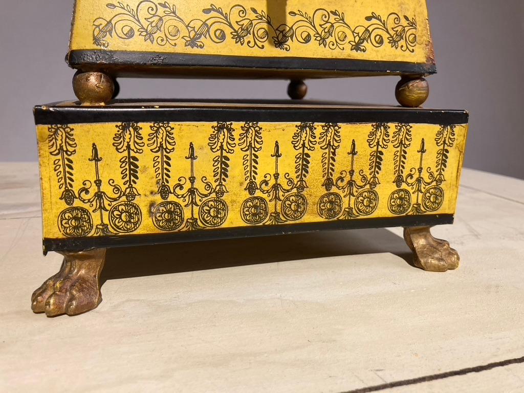 Peint Urne d'obélisque italienne en tôle jaune avec pieds en pattes en vente