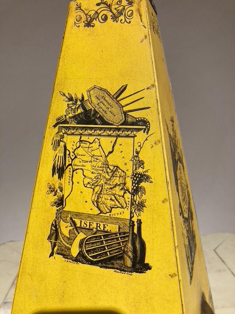 Urne d'obélisque italienne en tôle jaune avec pieds en pattes en vente 1