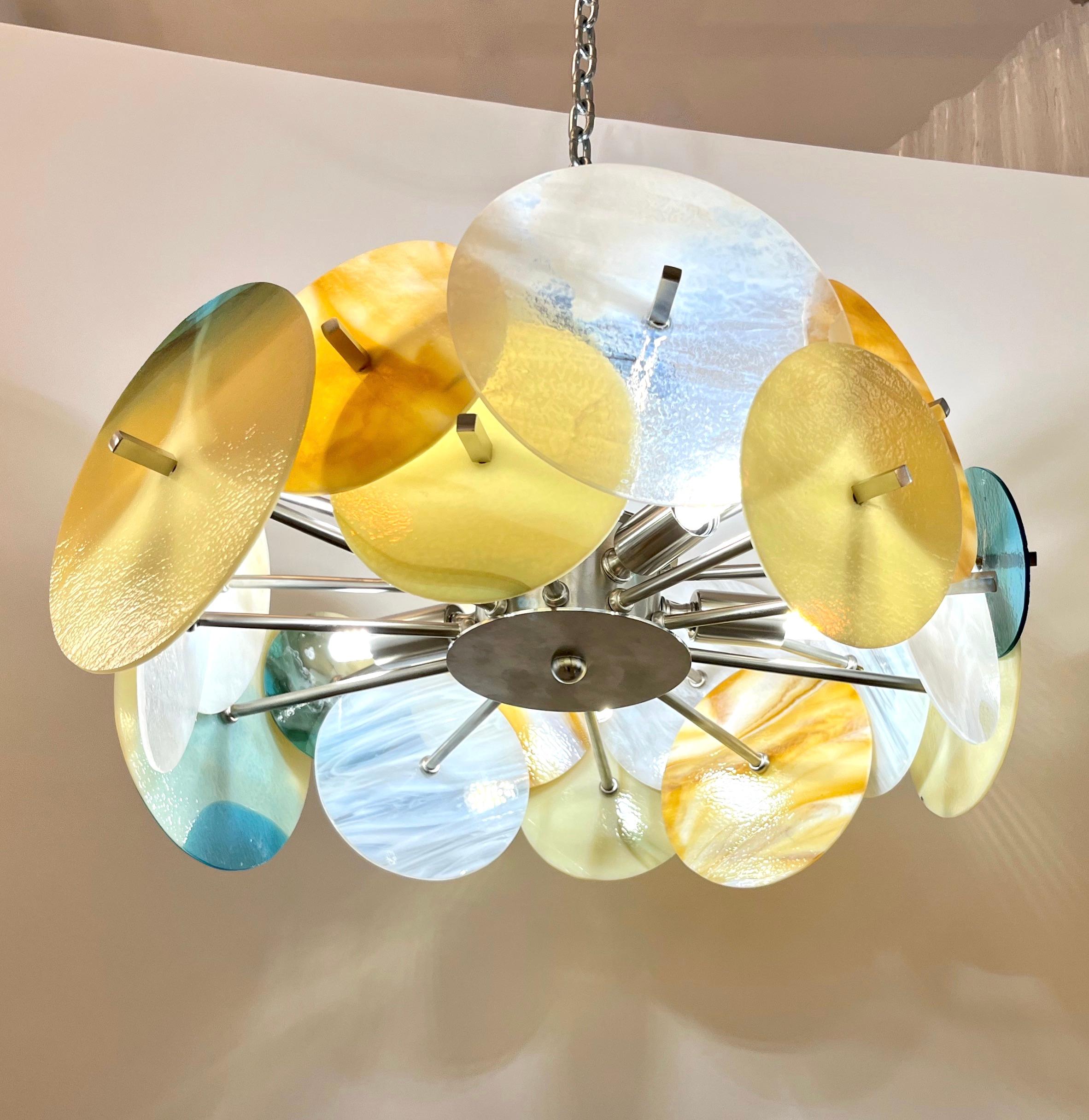 Ideal for low ceilings or above an opening door, the short height makes it a very functional and rare solution, this small chandelier is a little jewel, entirely customizable in colors, sizes and finishes. This is a contemporary Italian exclusive