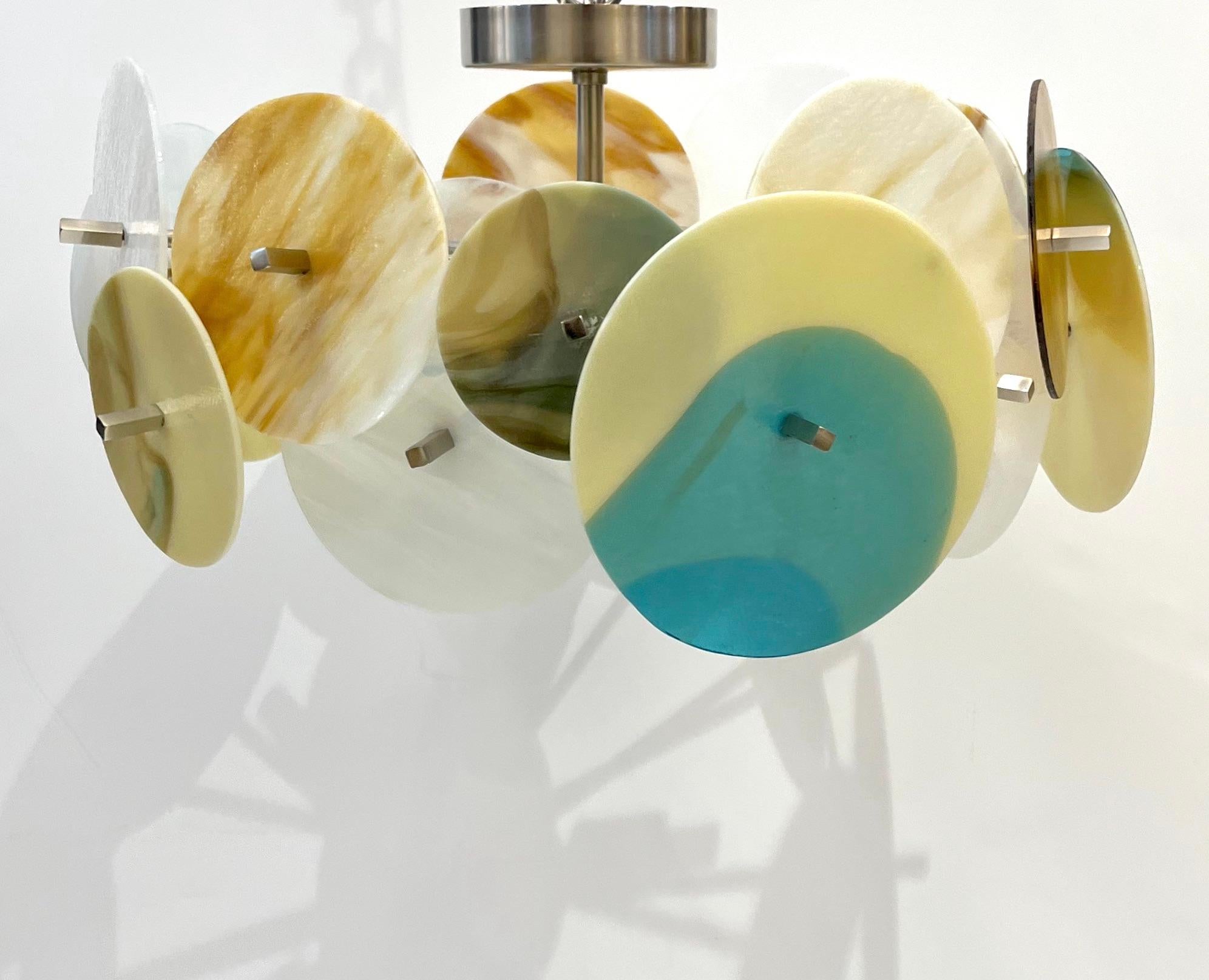 Organique Lustre circulaire italien Spoutnik en verre de Murano nickelé, jaune, blanc et bleu pastel en vente