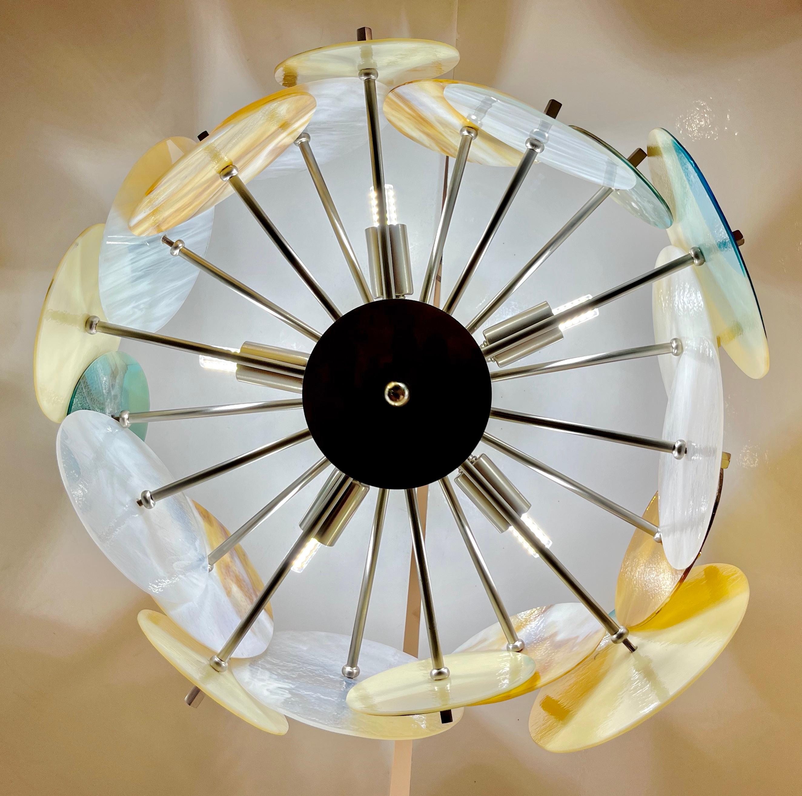 Fait main Lustre circulaire italien Spoutnik en verre de Murano nickelé, jaune, blanc et bleu pastel en vente