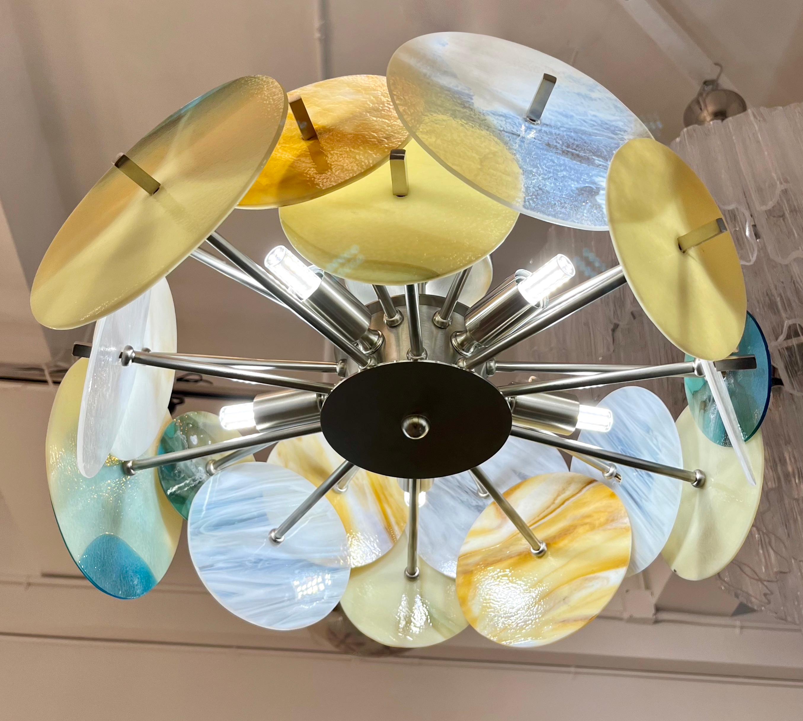 Lustre circulaire italien Spoutnik en verre de Murano nickelé, jaune, blanc et bleu pastel Neuf - En vente à New York, NY