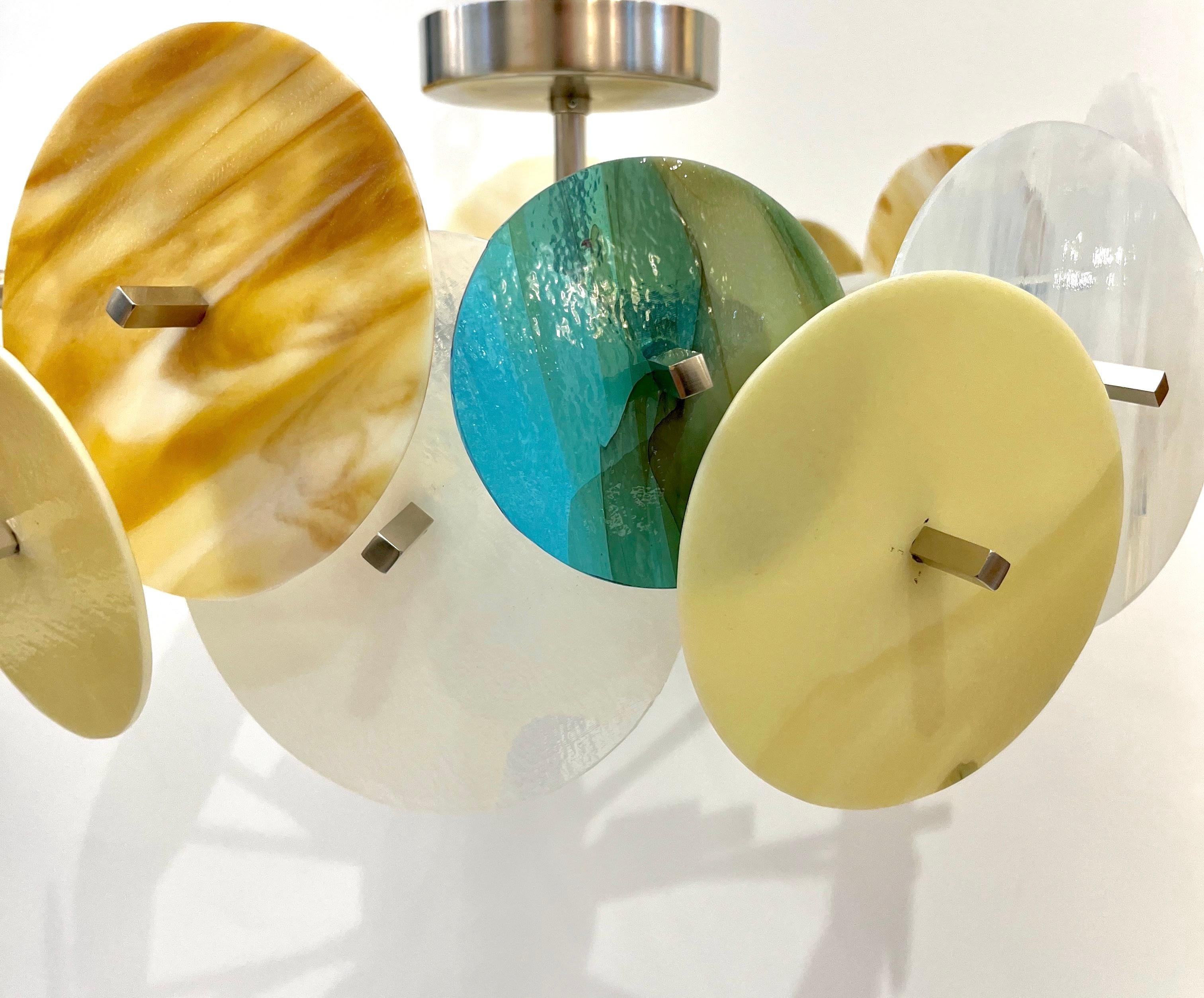 XXIe siècle et contemporain Lustre circulaire italien Spoutnik en verre de Murano nickelé, jaune, blanc et bleu pastel en vente