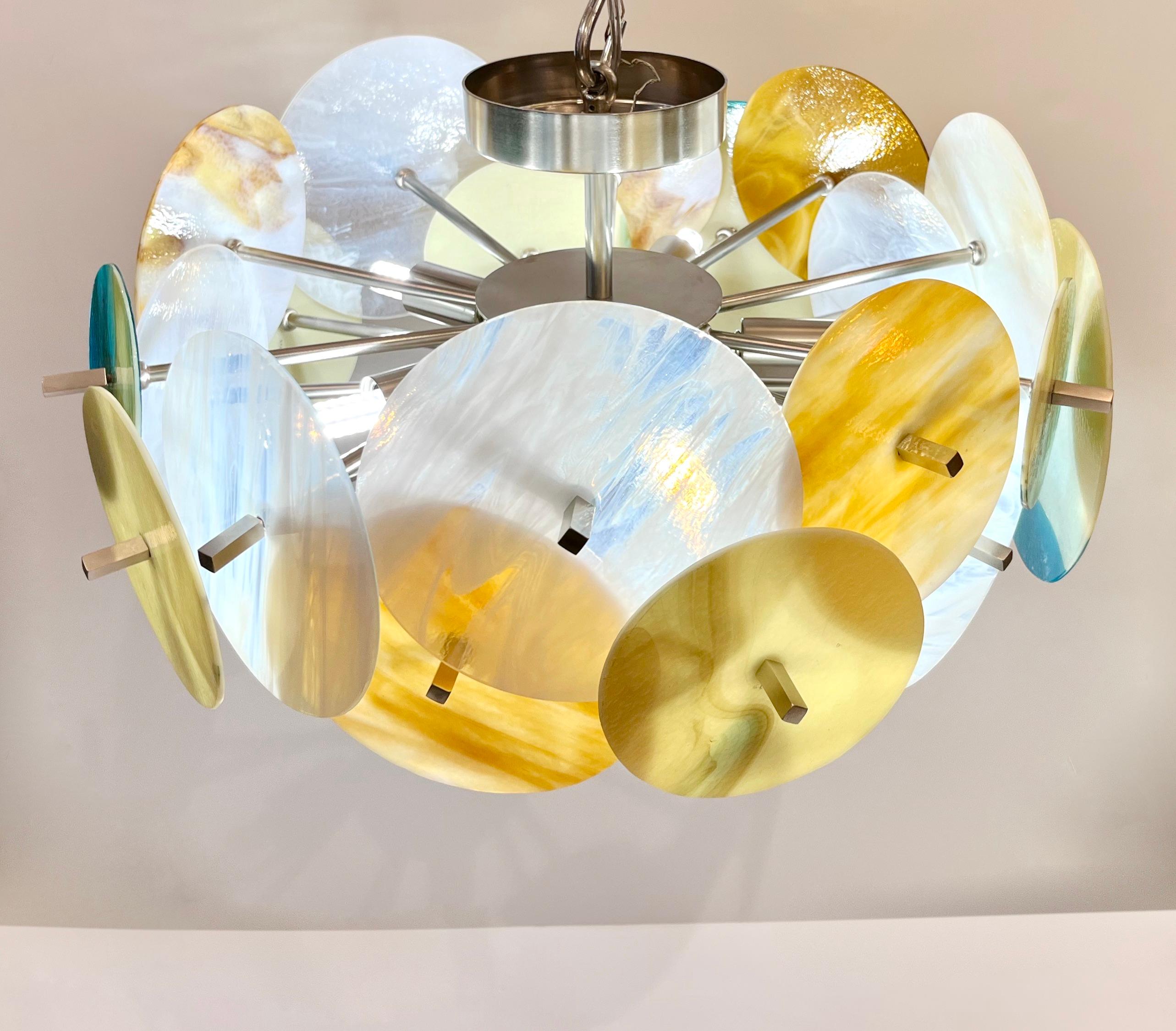 Lustre circulaire italien Spoutnik en verre de Murano nickelé, jaune, blanc et bleu pastel en vente 1