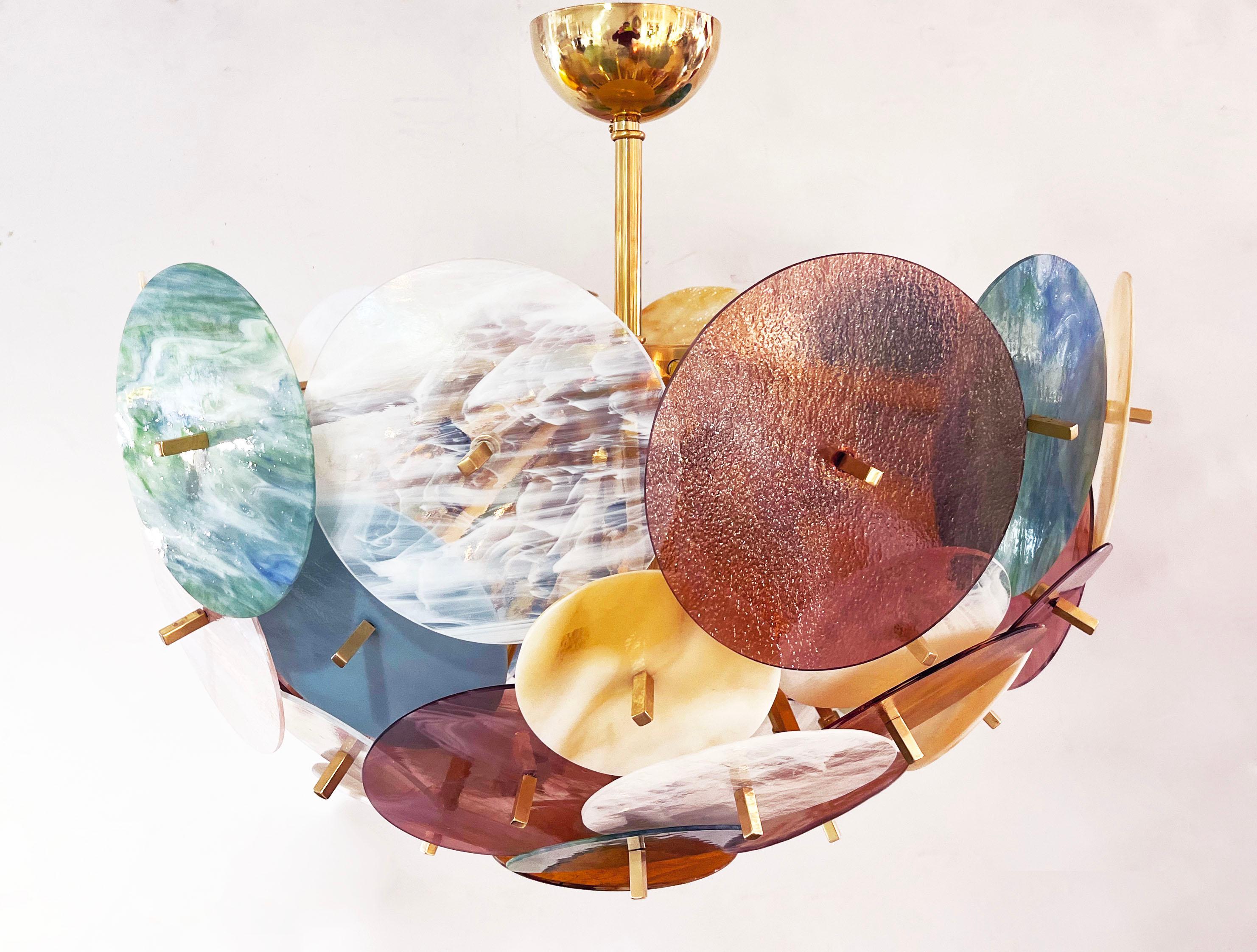 Zeitgenössische italienische exklusive Design Sputnik Anhänger oder bündig montieren, völlig handgefertigt mit einer Halbmondform, eine verlockende moderne glückliche Design mit einer Messing-Struktur, bestehend aus einem halbrunden Kern unterstützt