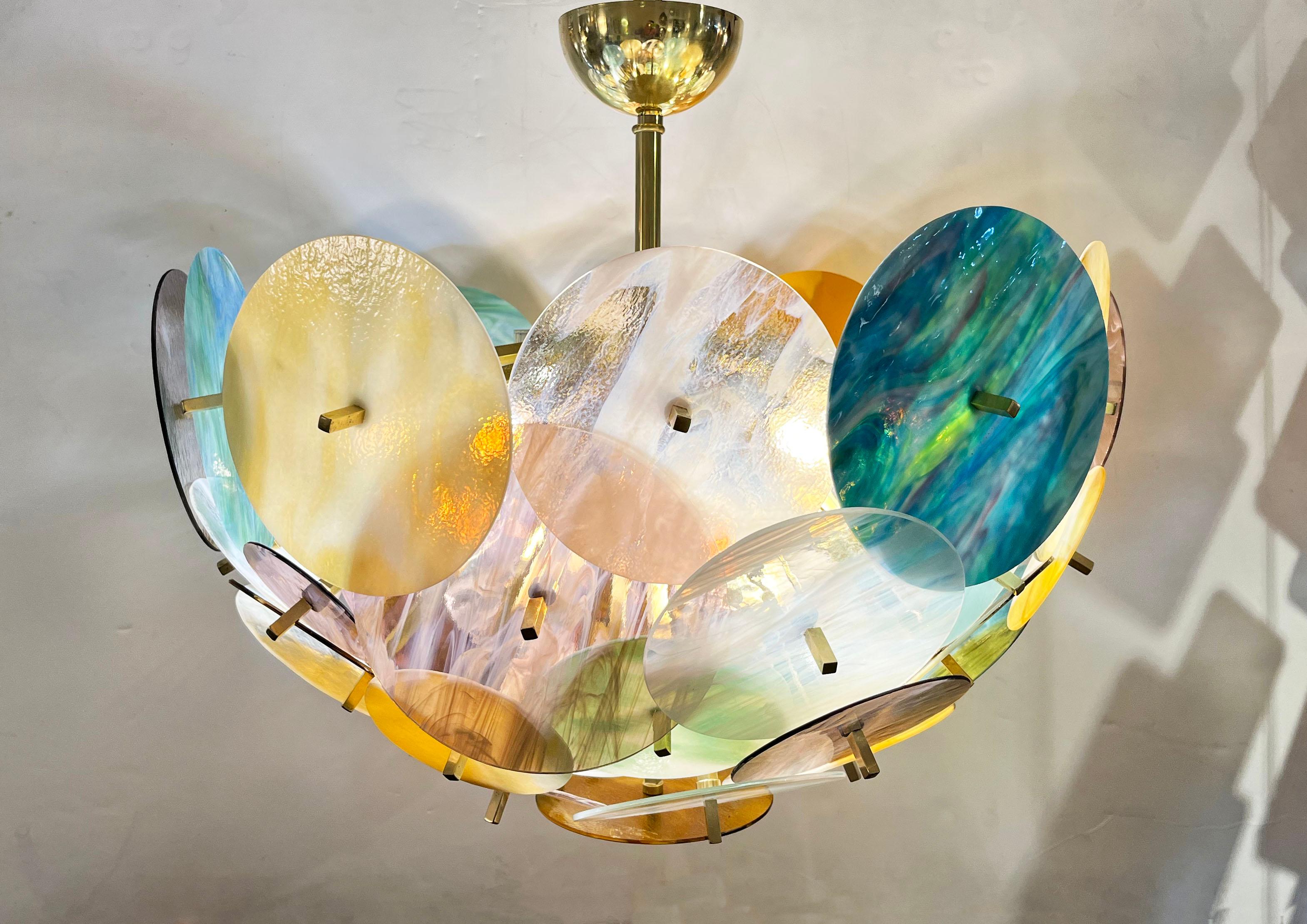 Italienischer Sputnik-Kronleuchter aus Muranoglas und Messing in Gelb, Weiß, Rosa und Aquablau mit Pastell (Organische Moderne) im Angebot