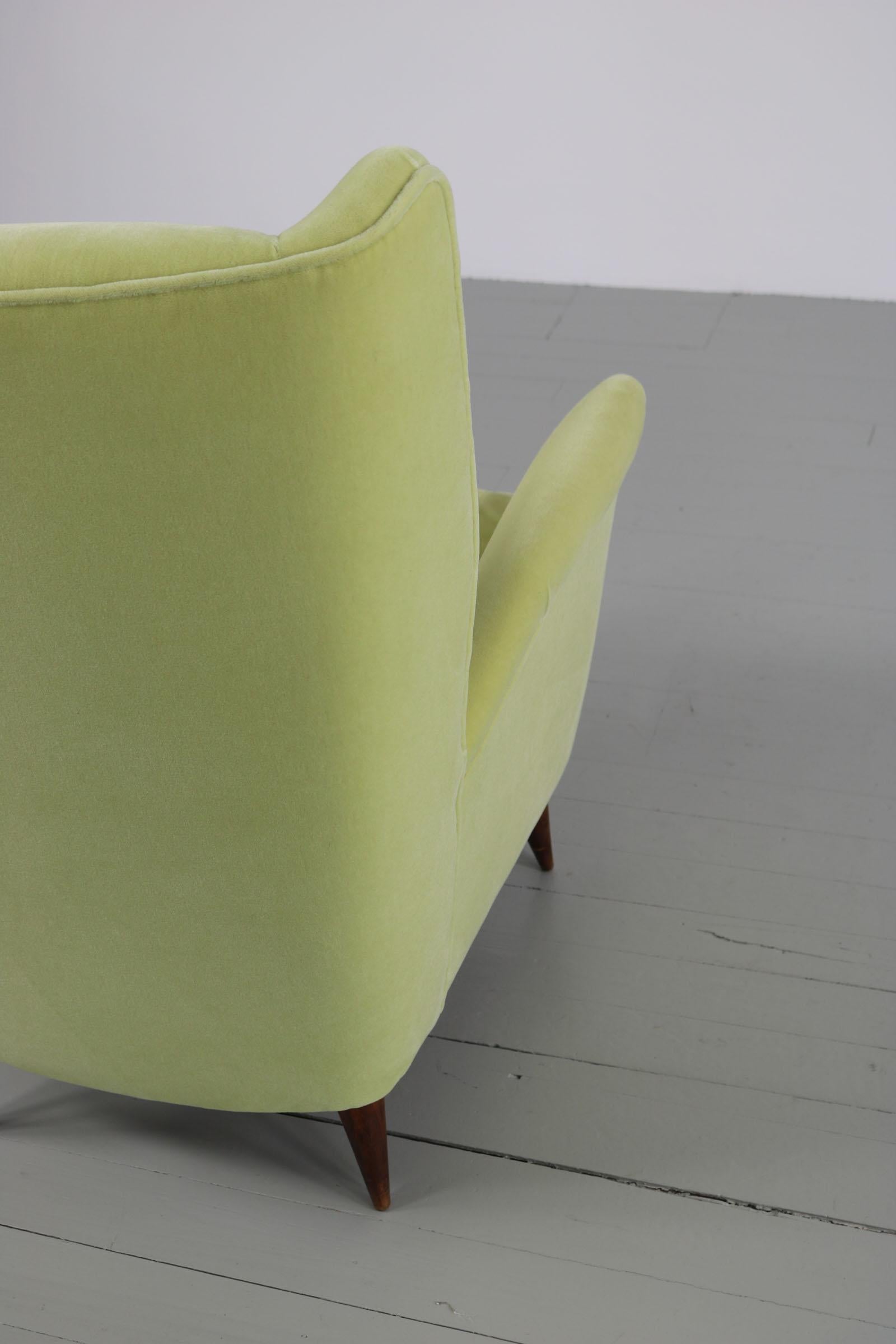 Sedia Wingback gialla italiana, prodotta da I.S.A. Bergamo, anni '50 10
