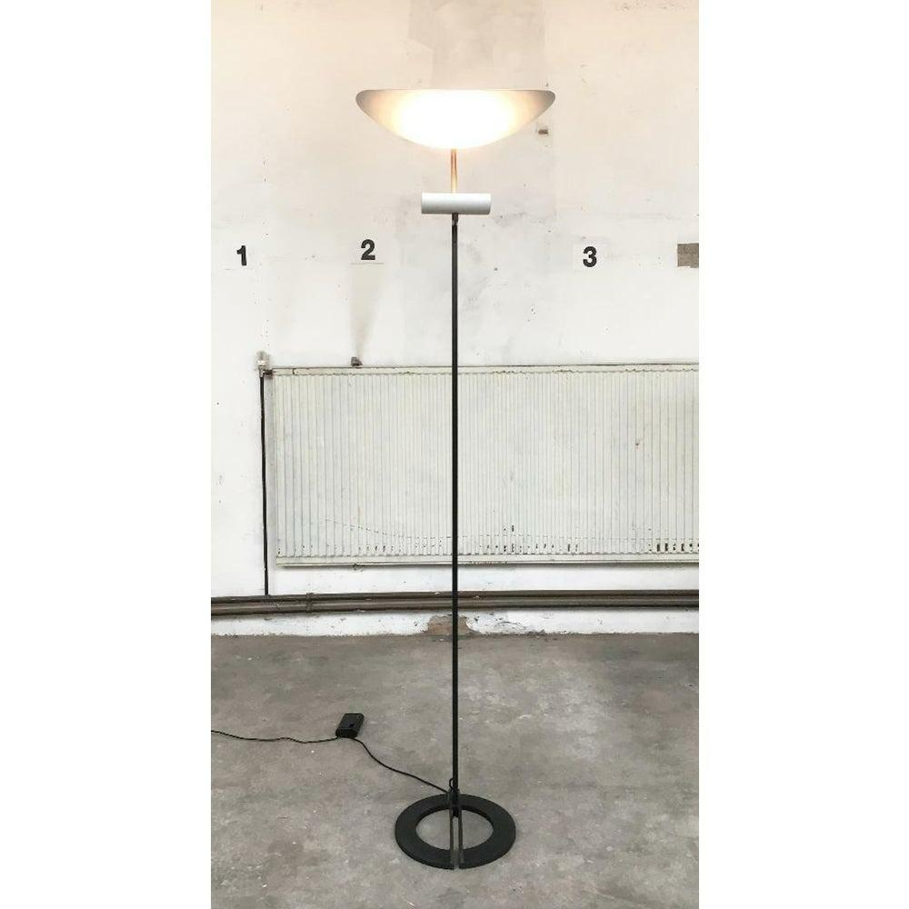 La lampada a stelo Zen Terra dell'azienda italiana Artemide e di Ernesto Gismondi.

Grazie all'altezza di poco più di 200 cm e al grande riflettore curvo, questa lampada da terra ha un aspetto particolarmente imponente. Allo stesso tempo, il piede