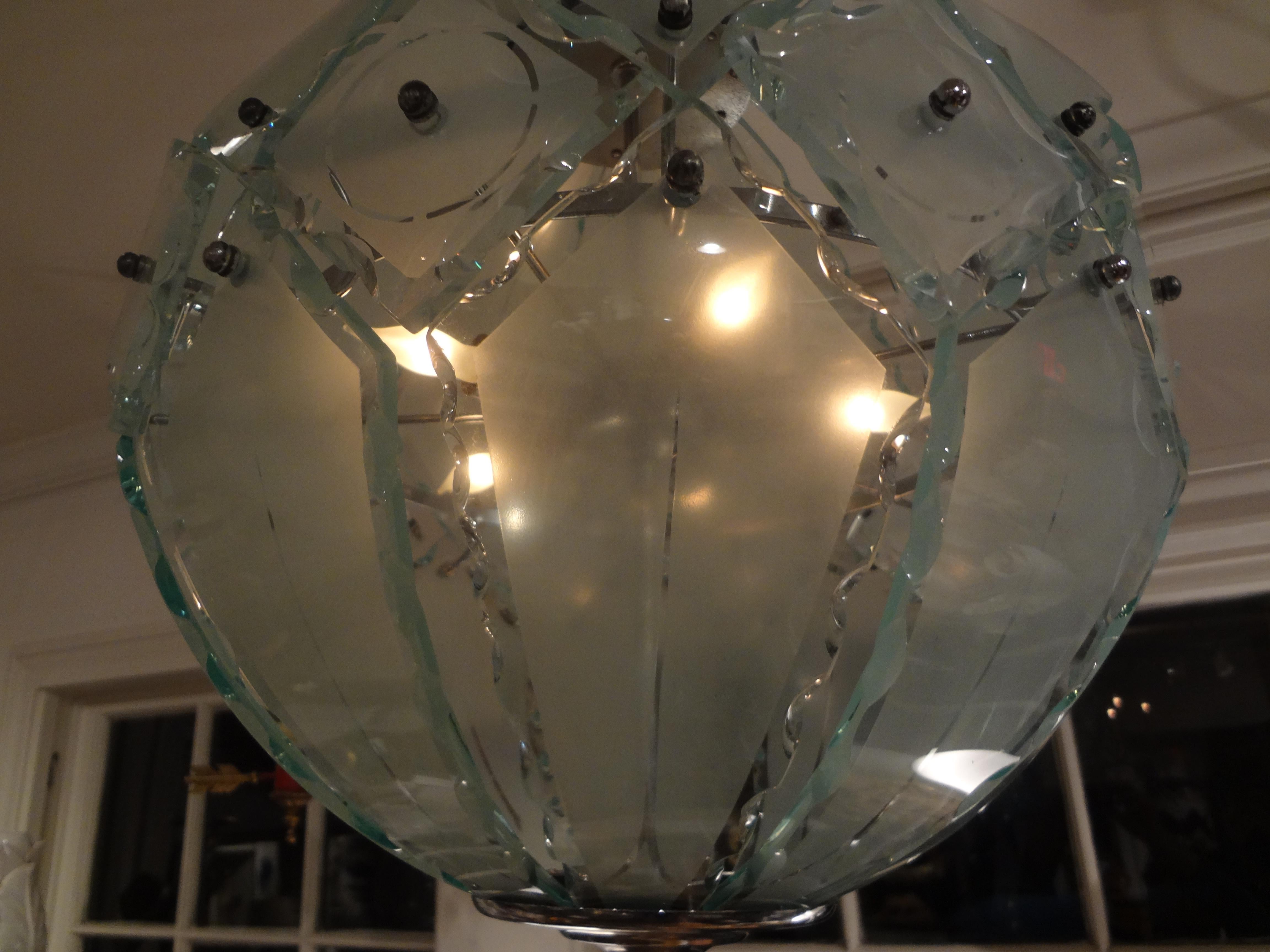 Mid-Century Modern Lustre ou pendentif italien en forme de sphère en verre dépoli Zero Quattro-Fontana Arte en vente