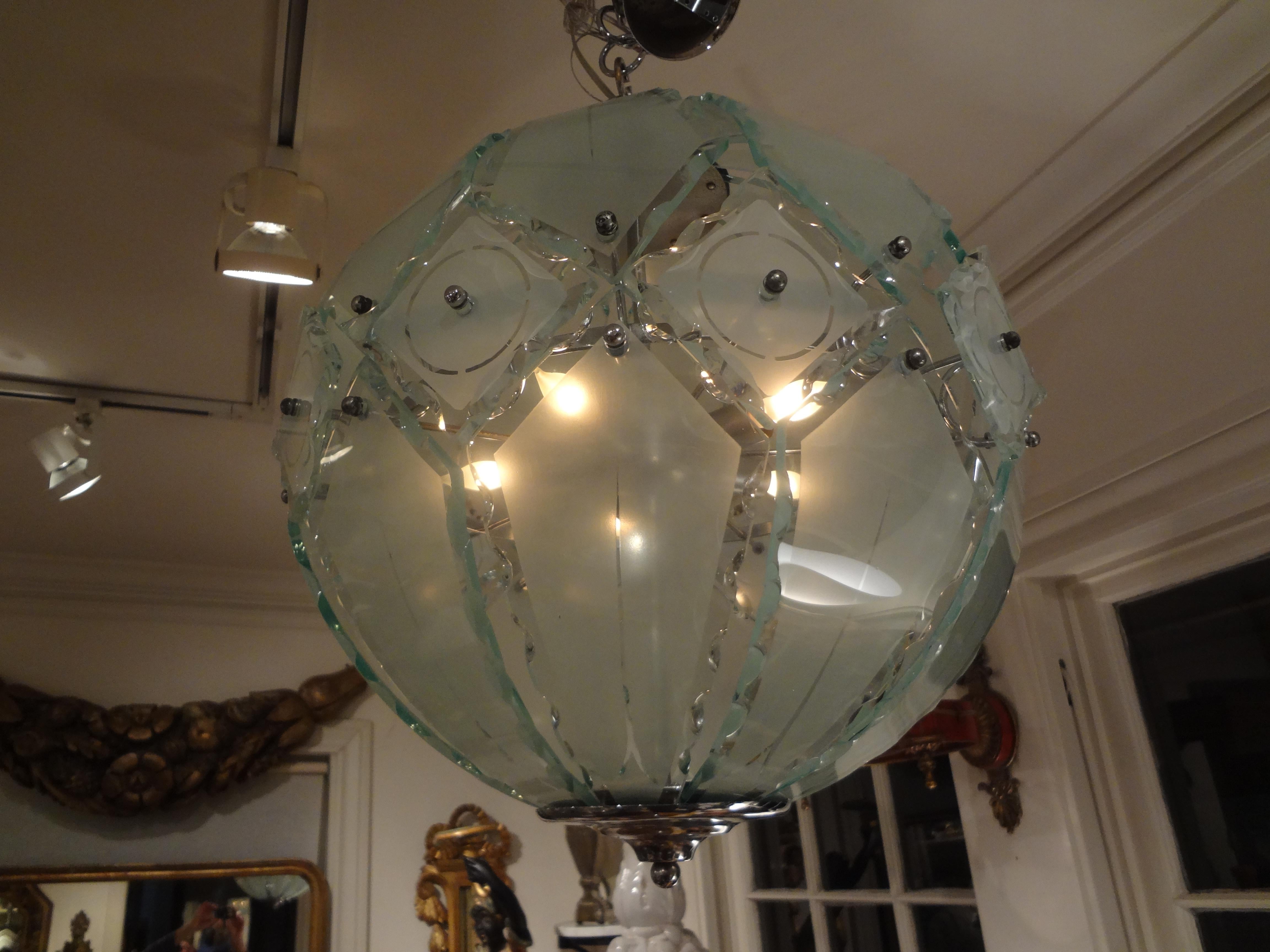 Milieu du XXe siècle Lustre ou pendentif italien en forme de sphère en verre dépoli Zero Quattro-Fontana Arte en vente