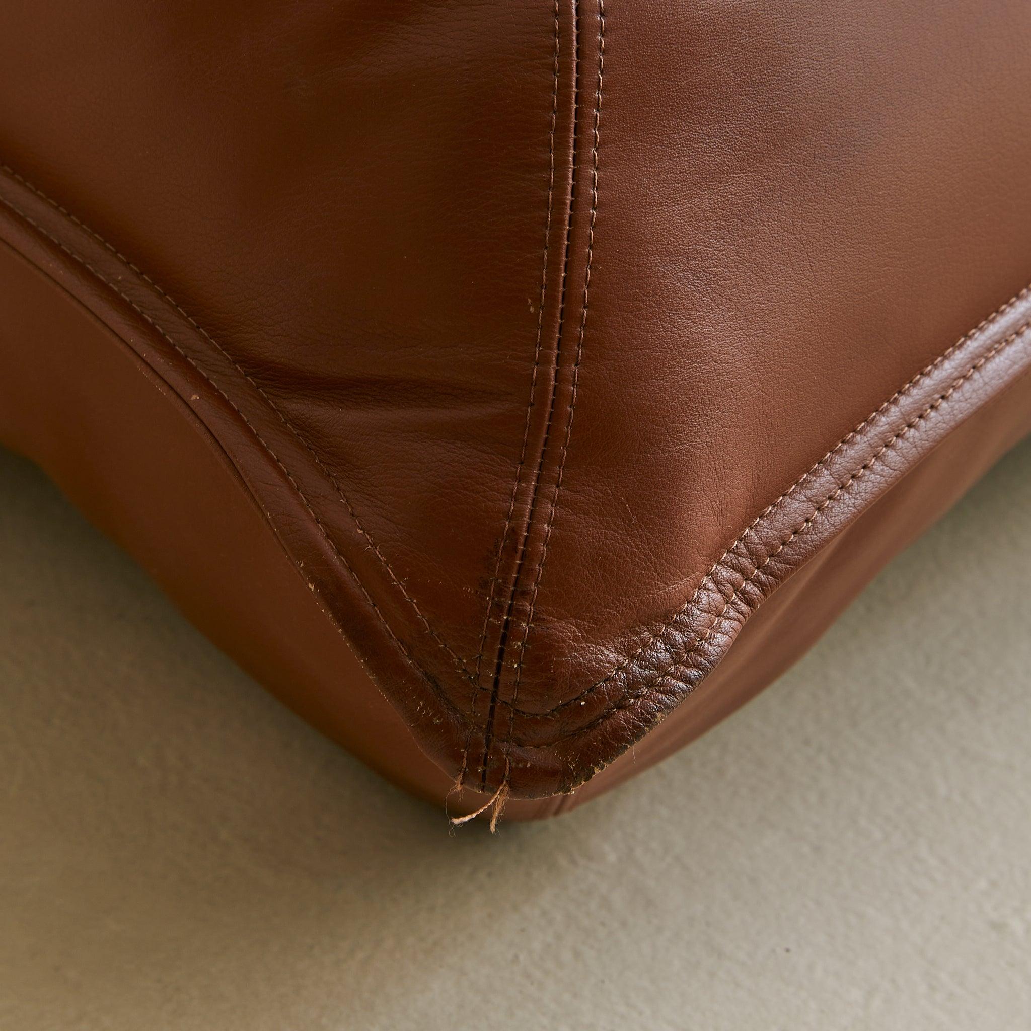 Italian ‘Zinzolo’ Lounge Chair in Leather by Vittorio Varo, 1970s - 2 Available en venta 4