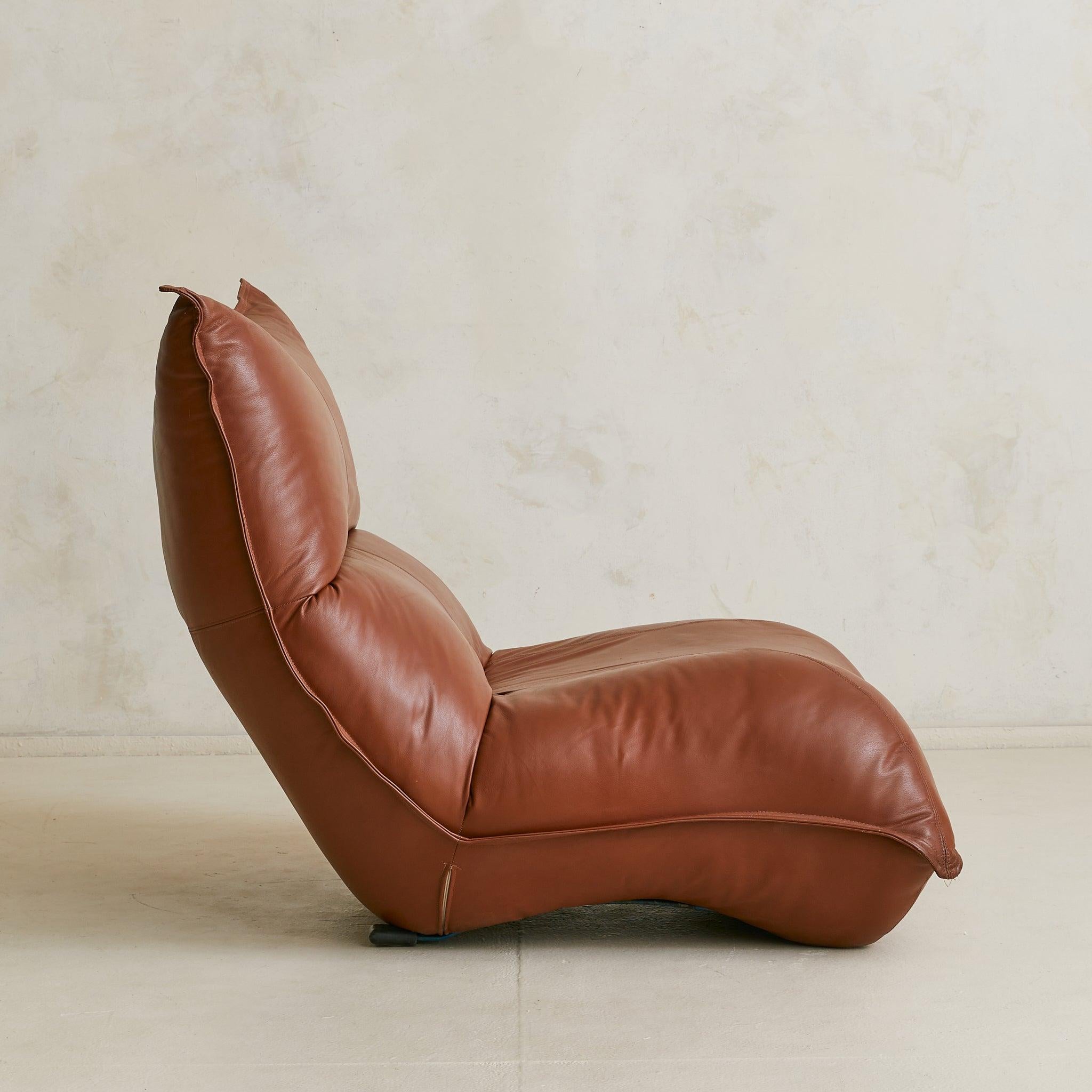 Italian ‘Zinzolo’ Lounge Chair in Leather by Vittorio Varo, 1970s - 2 Available en Bueno estado para la venta en Chicago, IL