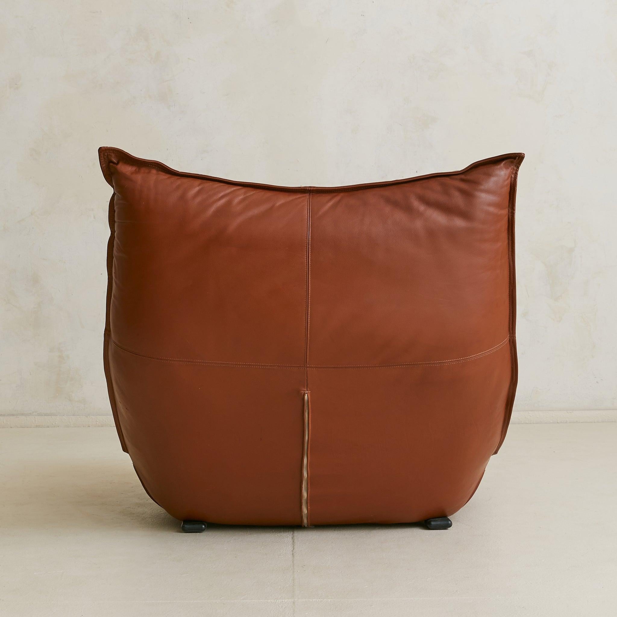 Italian ‘Zinzolo’ Lounge Chair in Leather by Vittorio Varo, 1970s - 2 Available finales del siglo XX en venta
