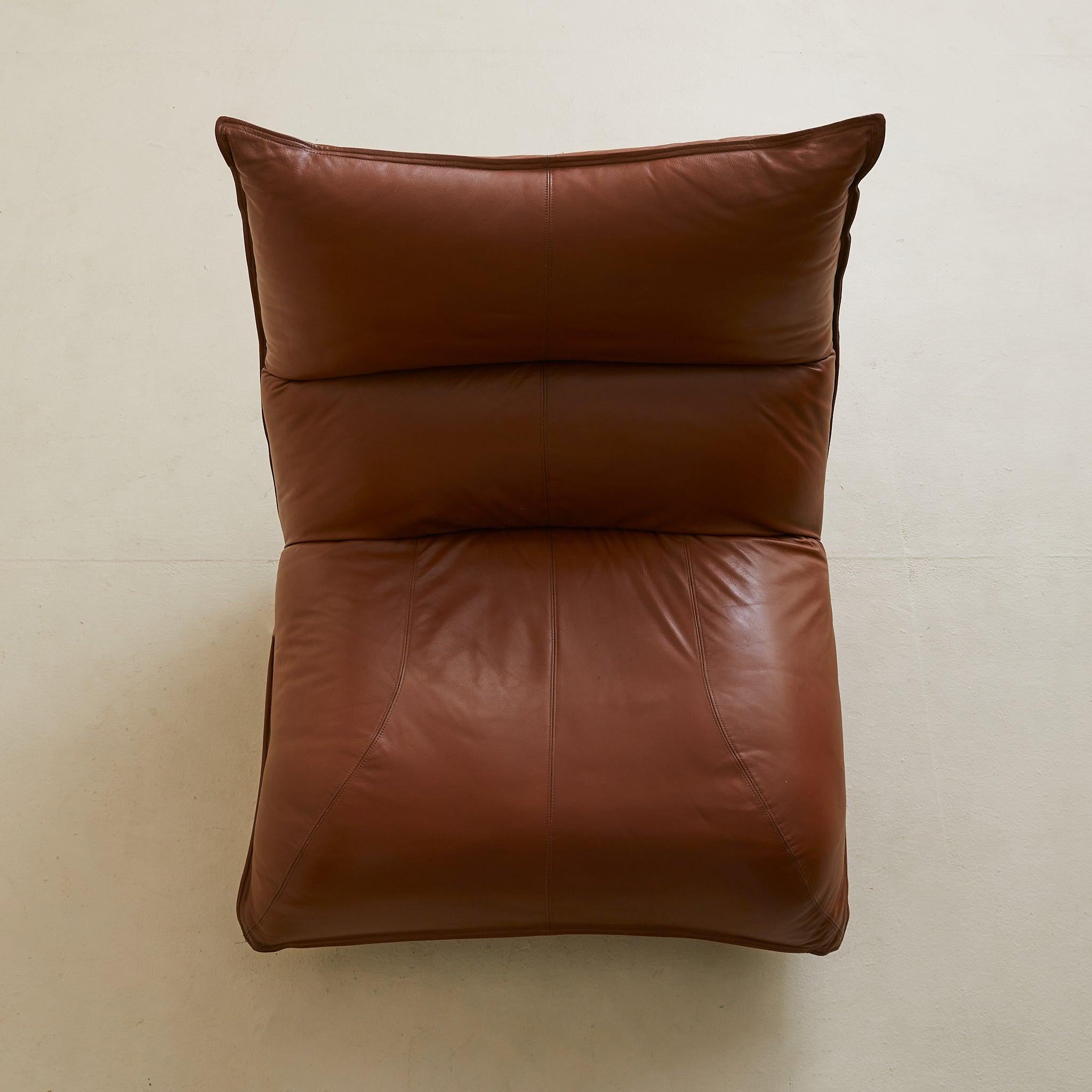 Italian ‘Zinzolo’ Lounge Chair in Leather by Vittorio Varo, 1970s - 2 Available Cuero en venta