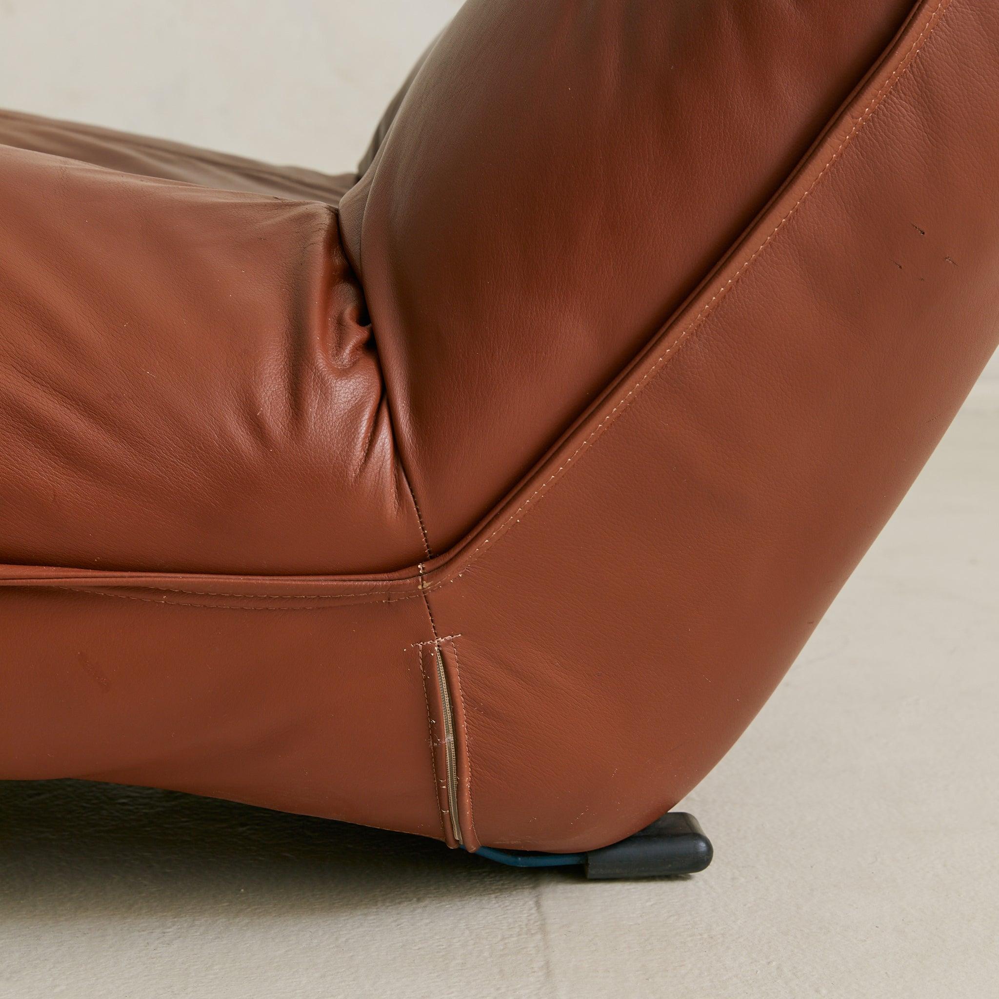 Italian ‘Zinzolo’ Lounge Chair in Leather by Vittorio Varo, 1970s - 2 Available en venta 1