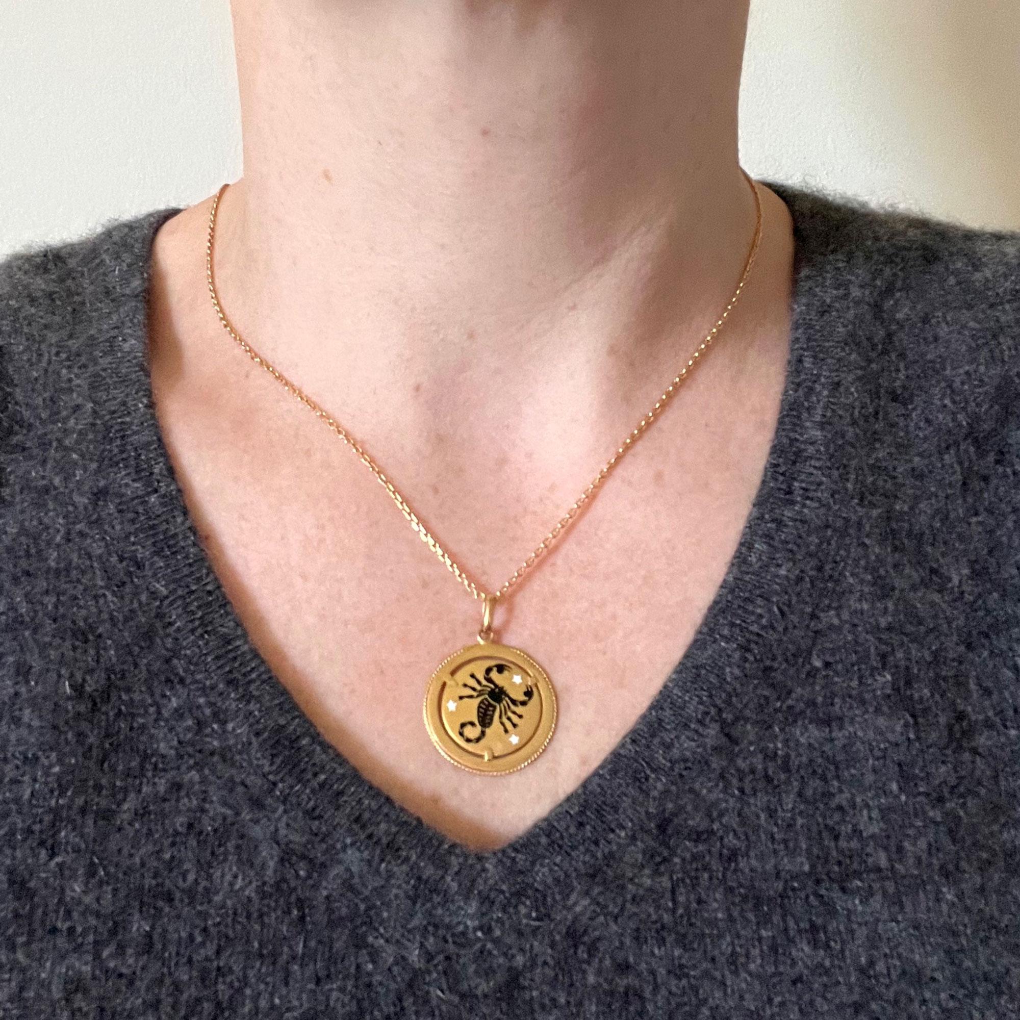 Pendentif en or jaune 18K avec breloque en émail et signe astrologique du Zodiac Scorpion en vente 1