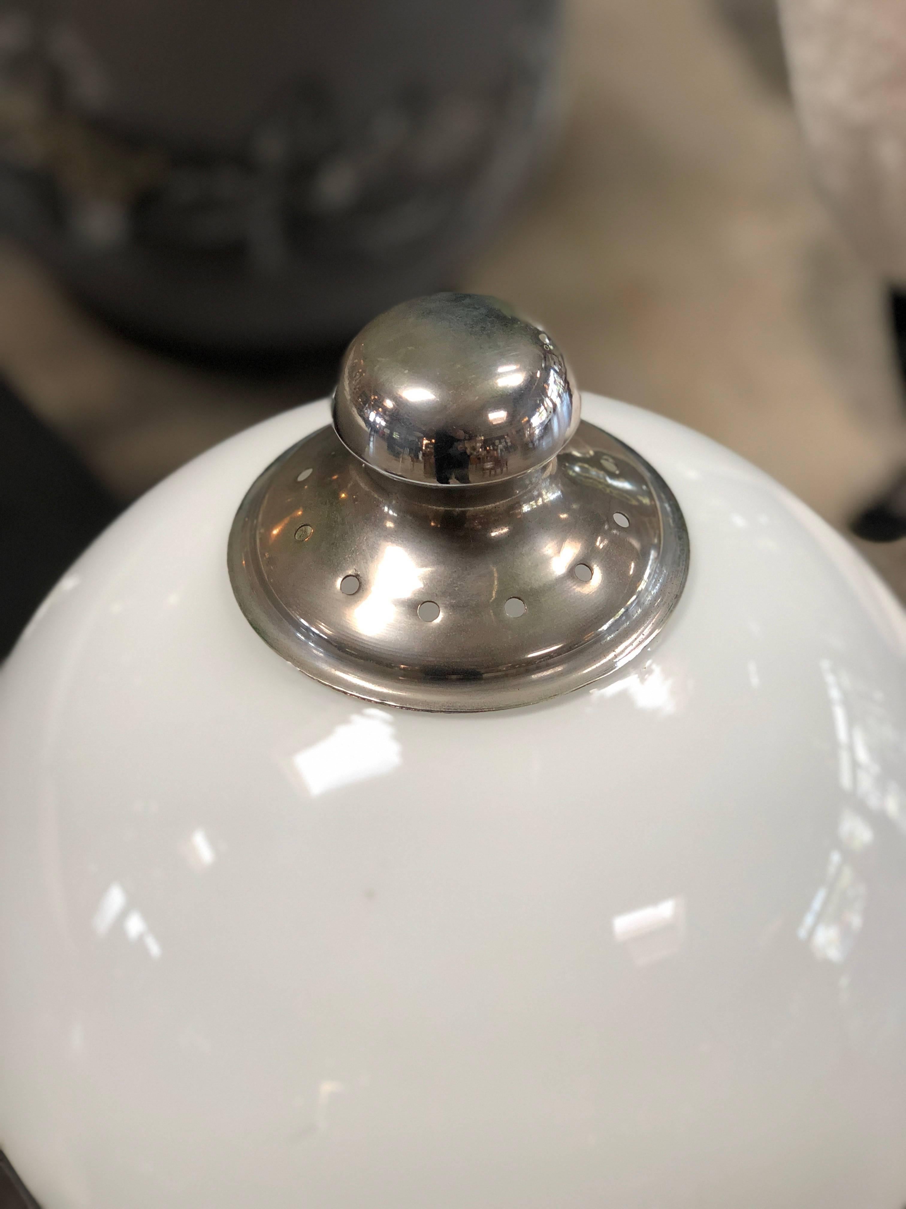 Italienische Tischlampe aus den 1960er Jahren mit doppelter weißer Kugel im Zustand „Hervorragend“ im Angebot in Los Angeles, CA