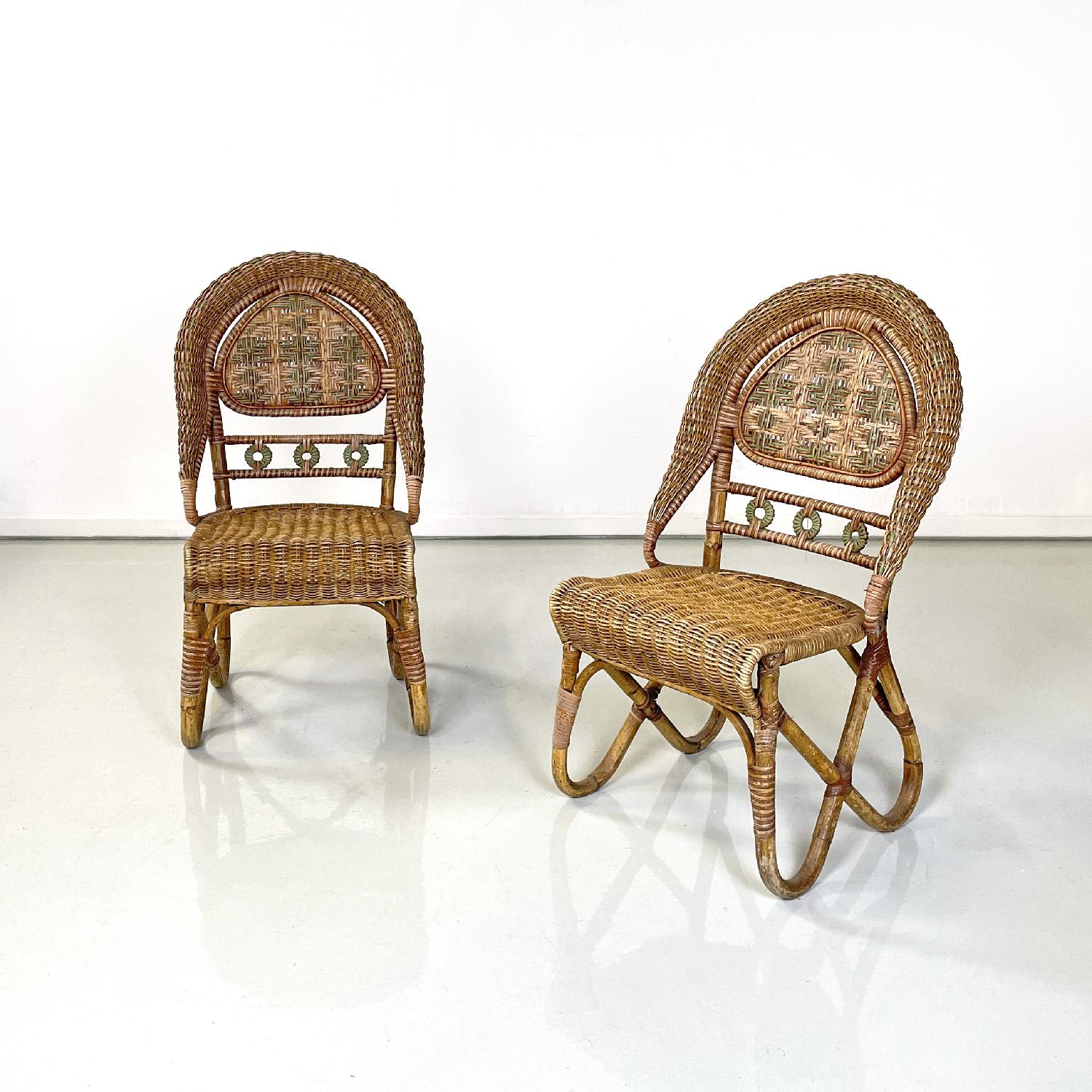 Sedie italiane antiche in rattan di Mongiardino e Bonacina per Bonacina, 1900
Pair of rattan chairs. The backrest is finely decorated with soft, curved shapes and lines, enriched by intertwined green bands in the upper part of the backrest and in