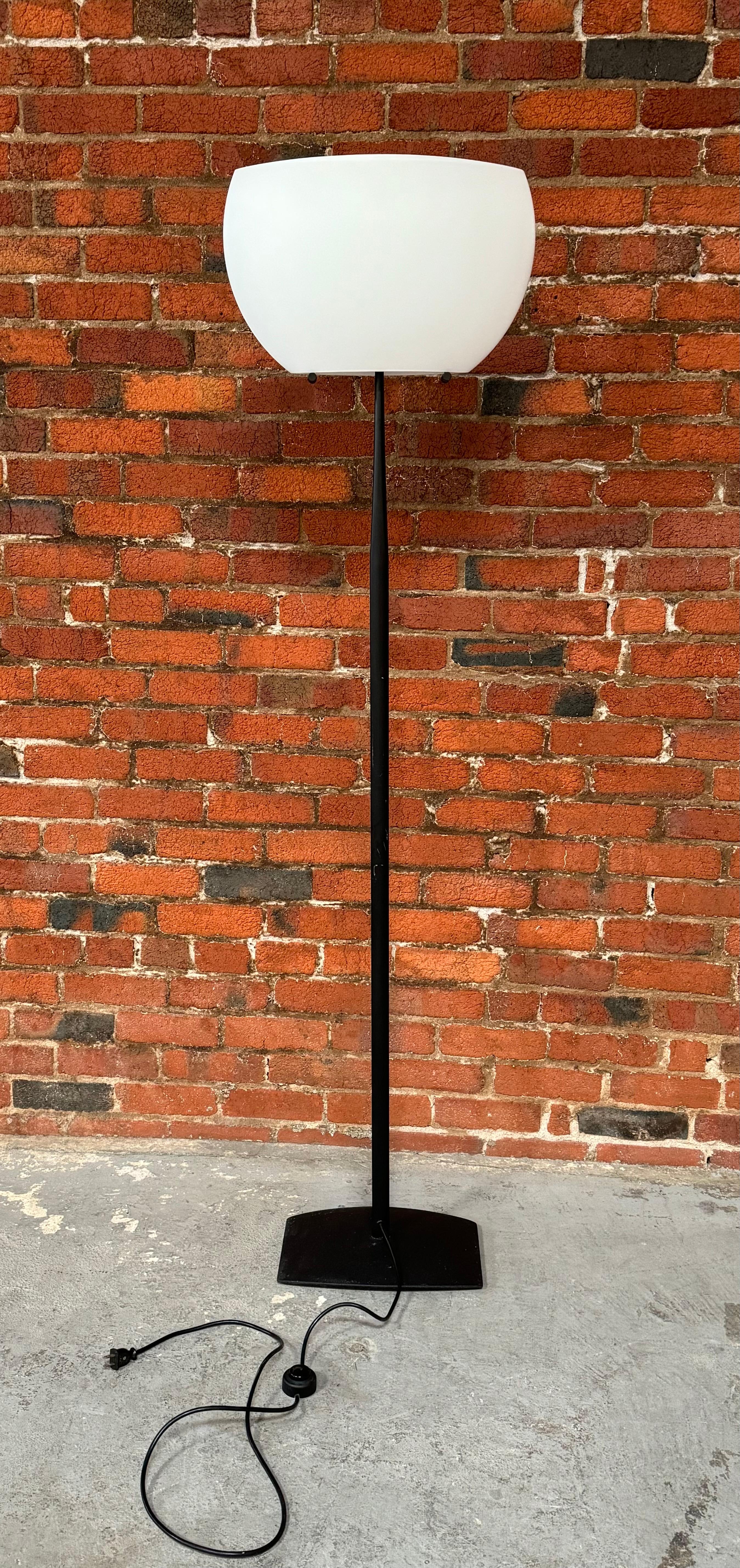 Lámpara de pie de los años 90 de Italiana Luce de Italia. Vástago de acero pintado con base de hierro fundido y una pesada pantalla de cristal esmerilado. Se trata de una lámpara excepcionalmente bien hecha y un buen ejemplo de la estética de diseño