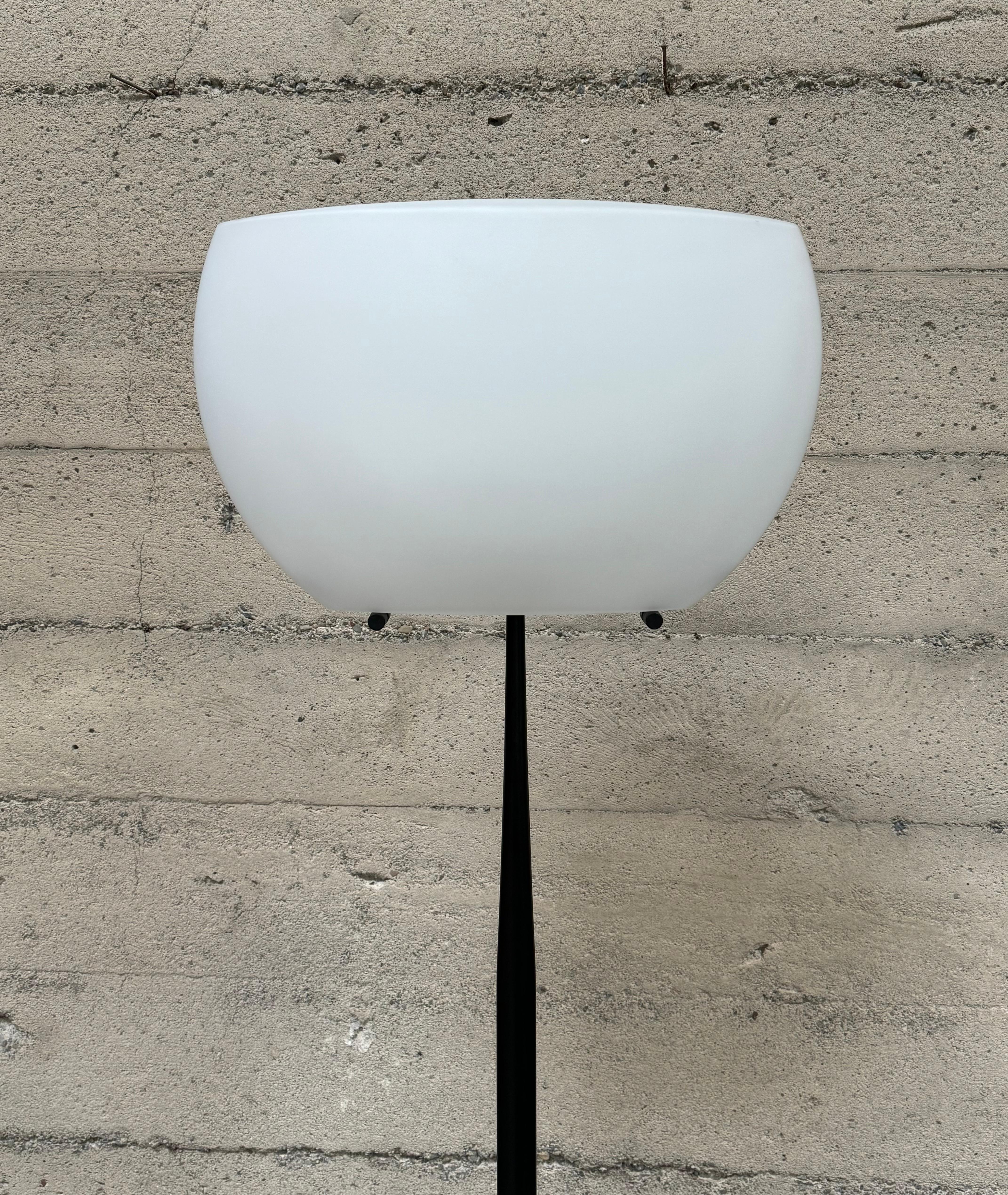 Lámpara de pie Italiana Luce Circa 1990s Posmoderno en venta